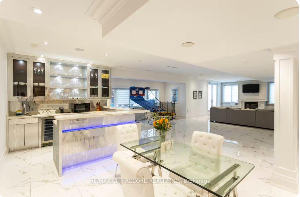 Photo 24 of 98 Upper Canada Drive, North York, St. Andrew-Windfields — HOMEH