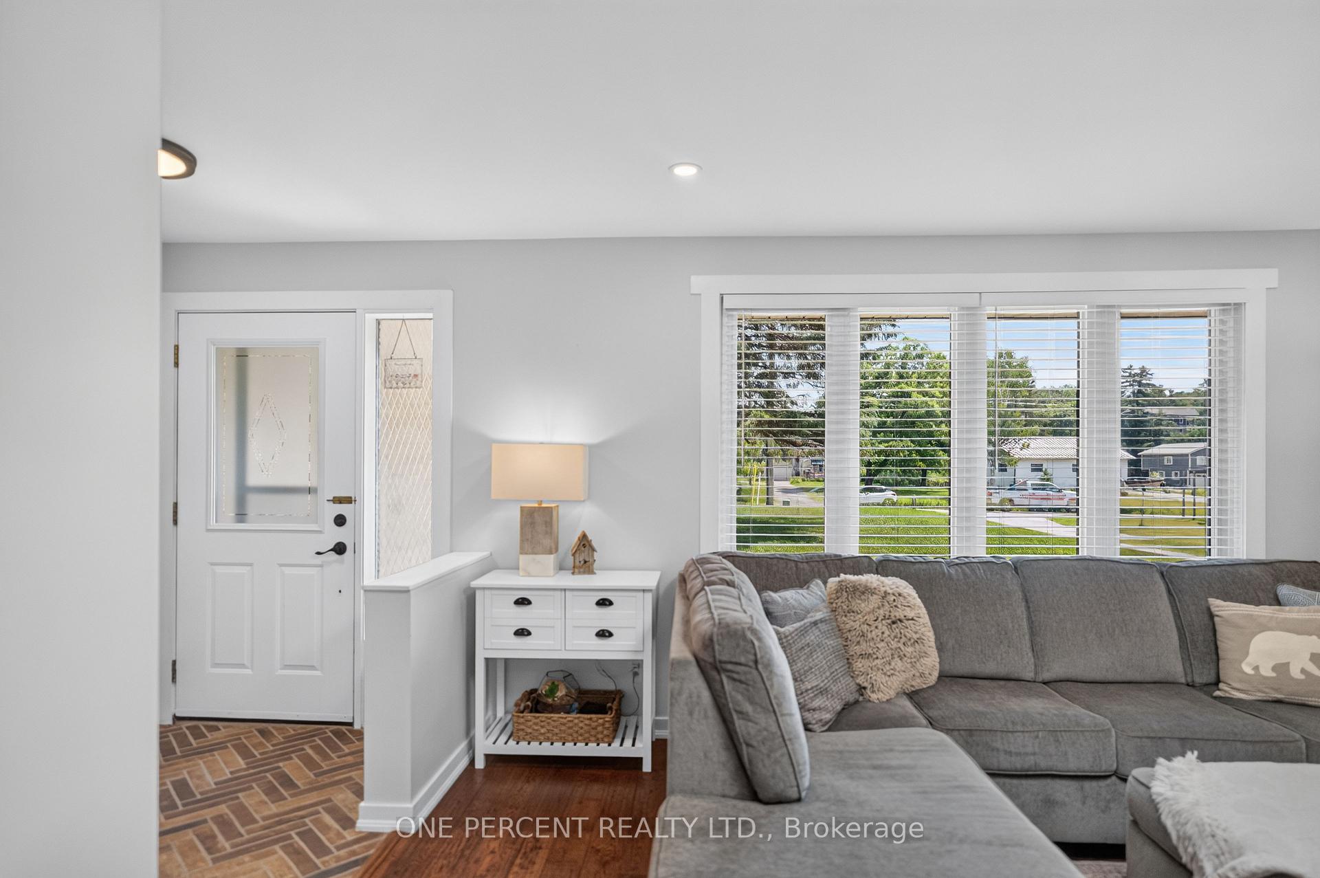 Photo 6 of 412 Manitoba Street, Bracebridge, Monck (Bracebridge) — HOMEH