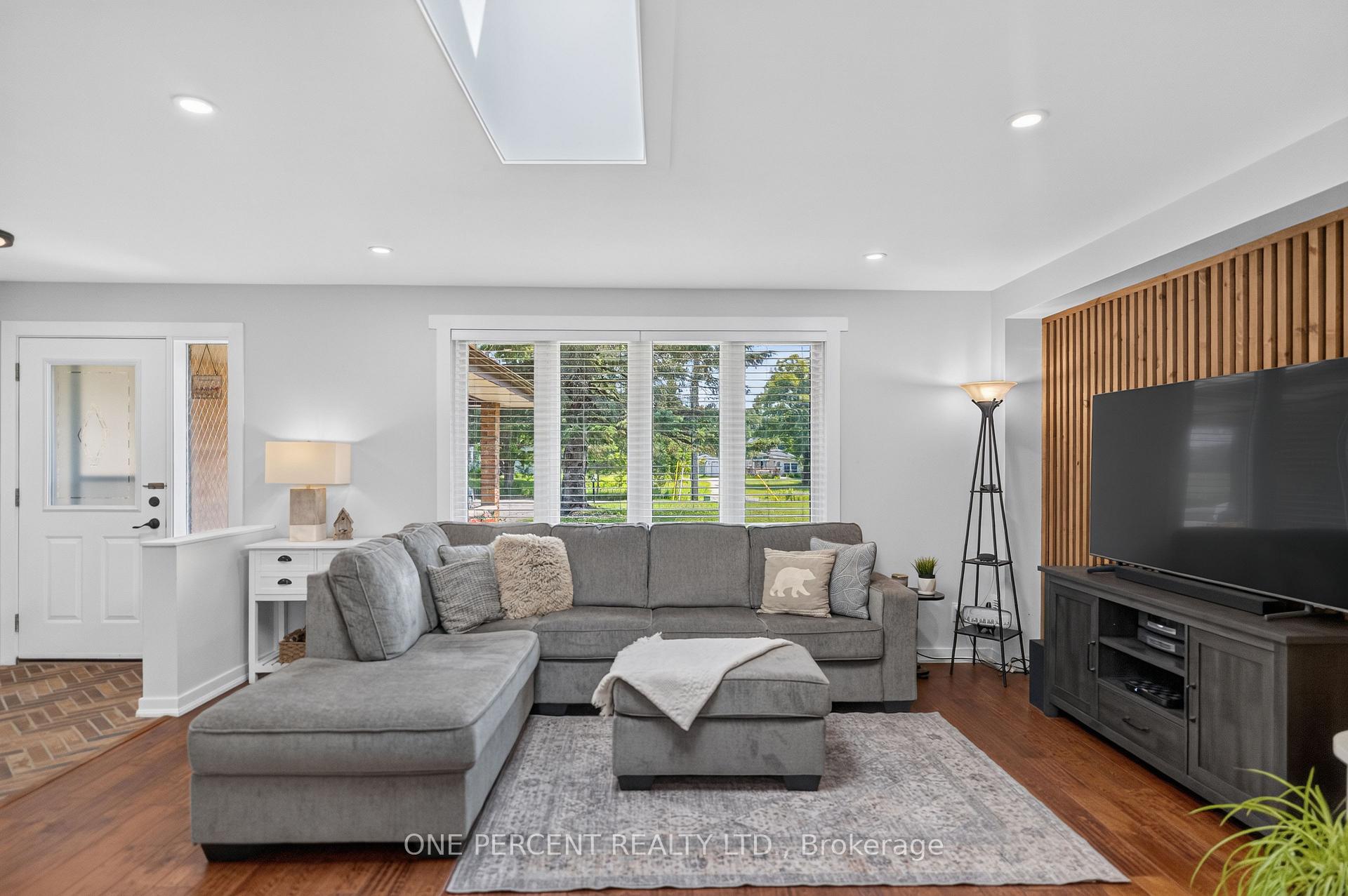 Photo 8 of 412 Manitoba Street, Bracebridge, Monck (Bracebridge) — HOMEH