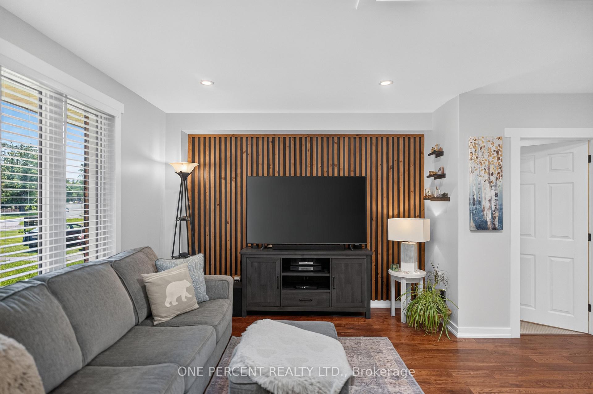 Photo 9 of 412 Manitoba Street, Bracebridge, Monck (Bracebridge) — HOMEH
