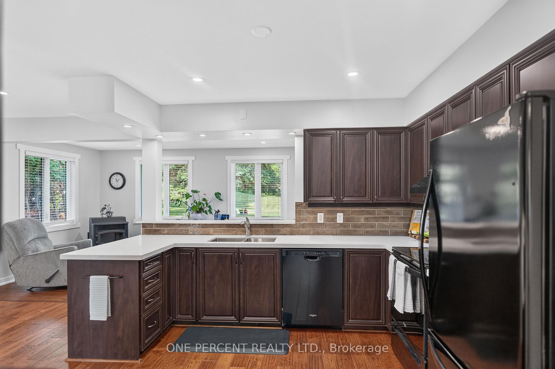 Photo 12 of 412 Manitoba Street, Bracebridge, Monck (Bracebridge) — HOMEH