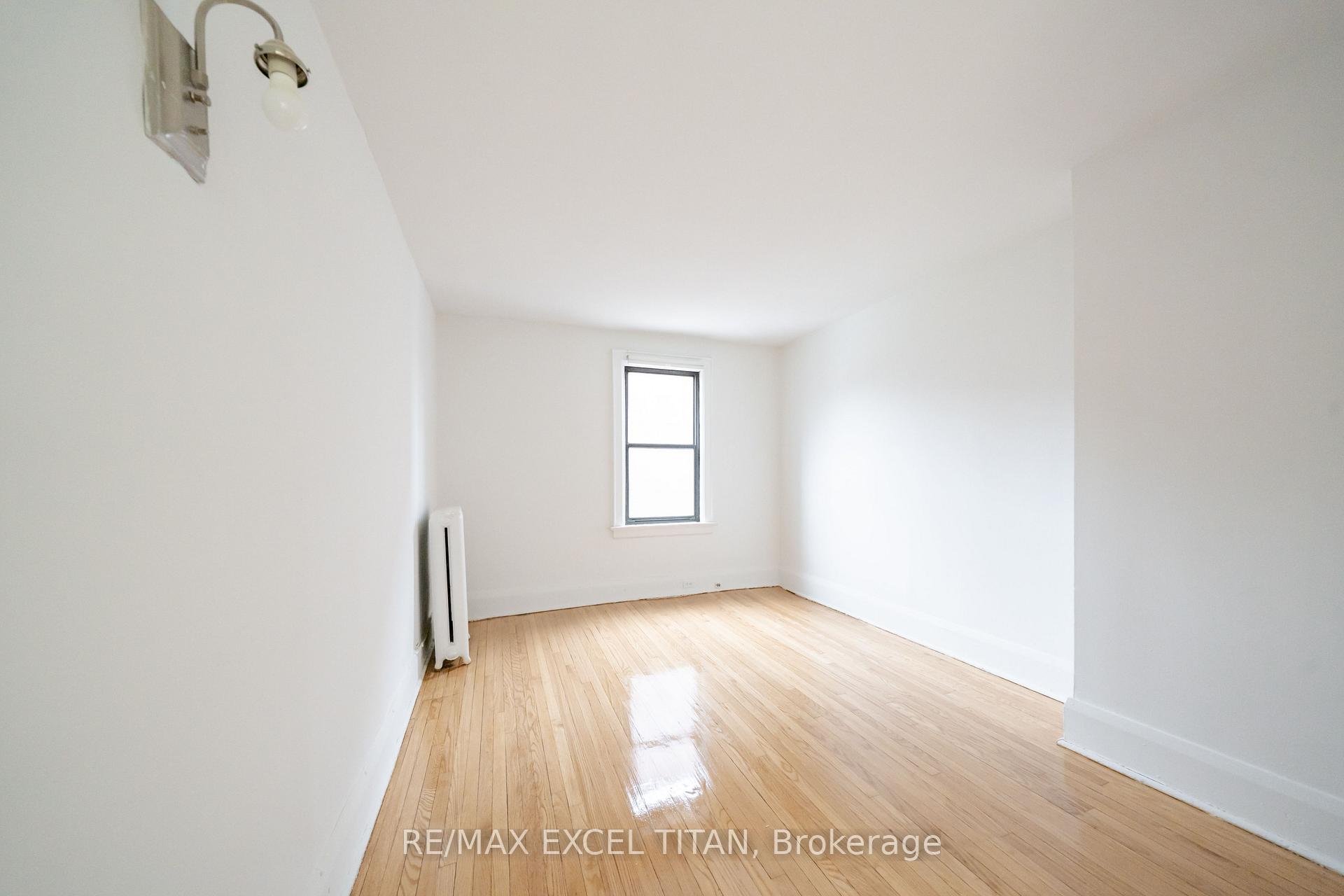 Photo 4 of Unit 21, 6 Kingston Road, Toronto, Woodbine Corridor — HOMEH