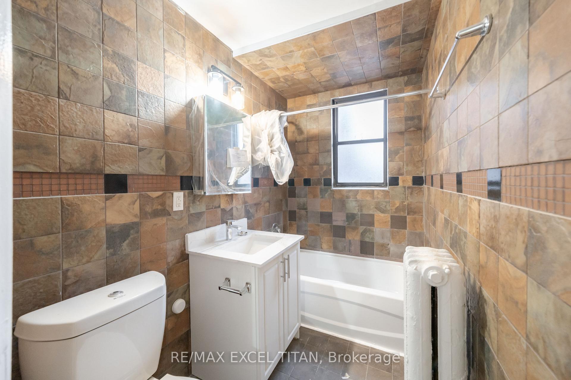 Photo 10 of Unit 21, 6 Kingston Road, Toronto, Woodbine Corridor — HOMEH