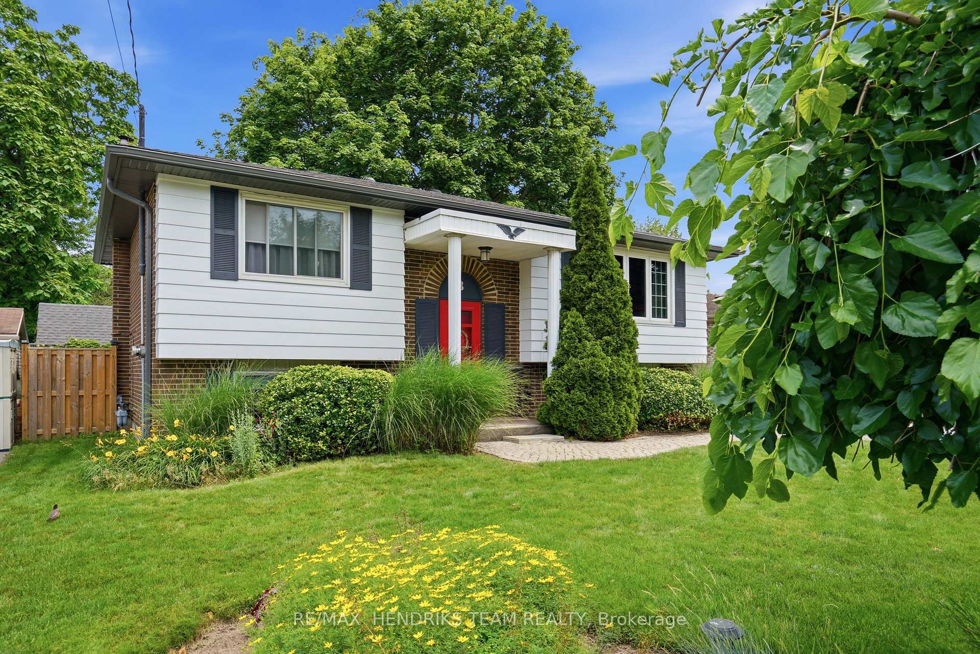 Photo 2 of 8 Tudor Gate Place, St. Catharines, Lakeshore — HOMEH