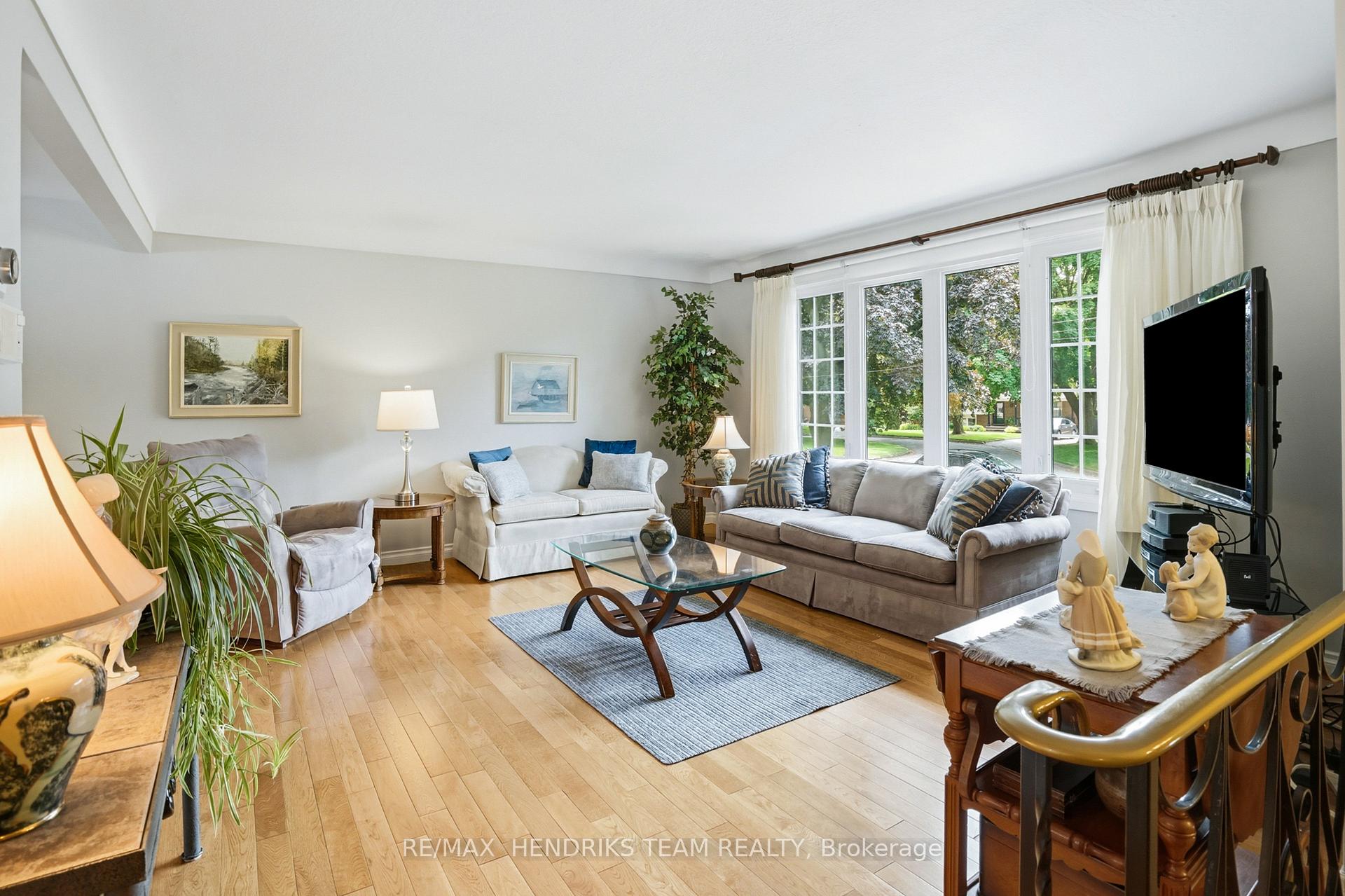 Photo 5 of 8 Tudor Gate Place, St. Catharines, Lakeshore — HOMEH