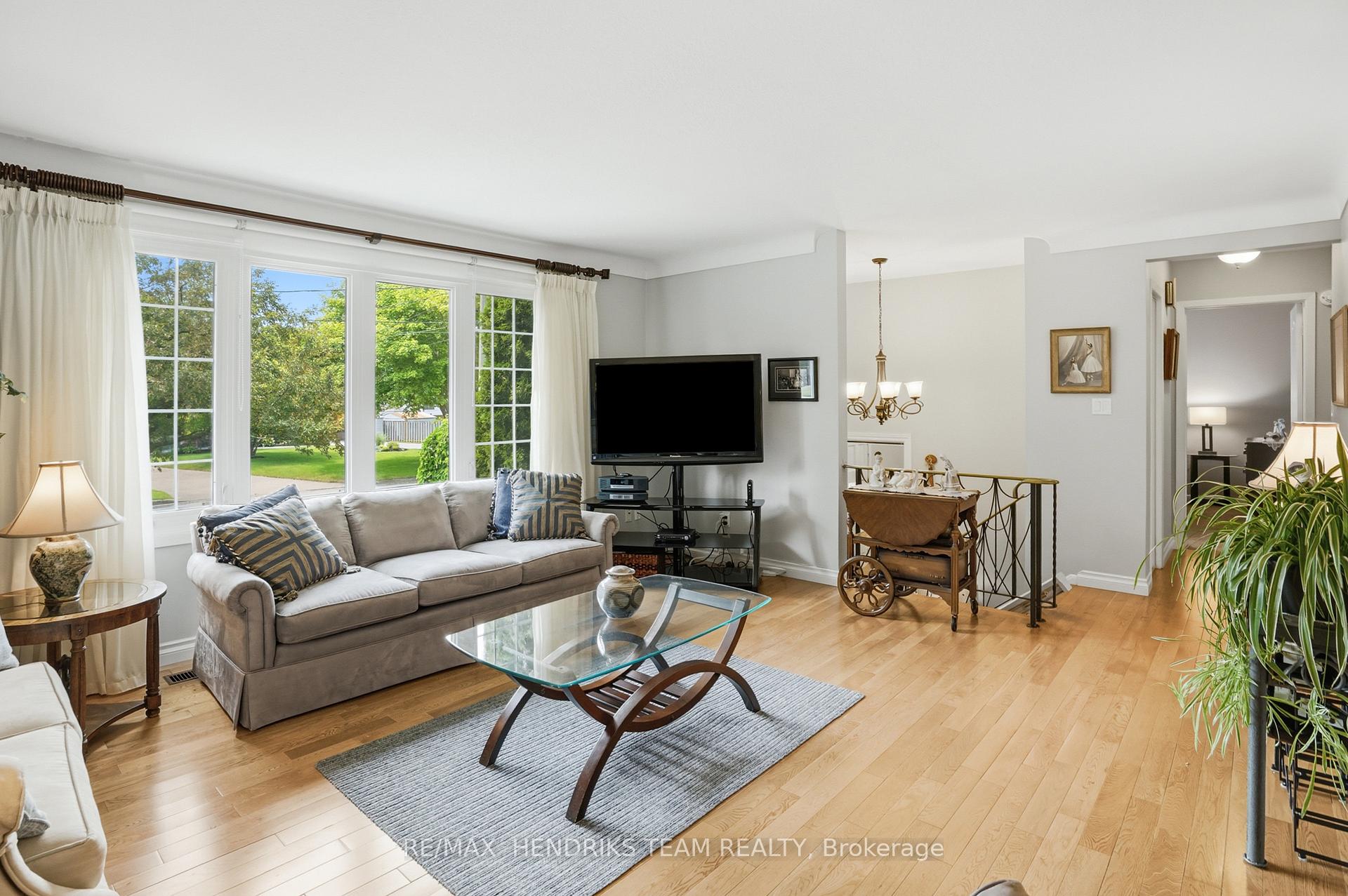 Photo 7 of 8 Tudor Gate Place, St. Catharines, Lakeshore — HOMEH