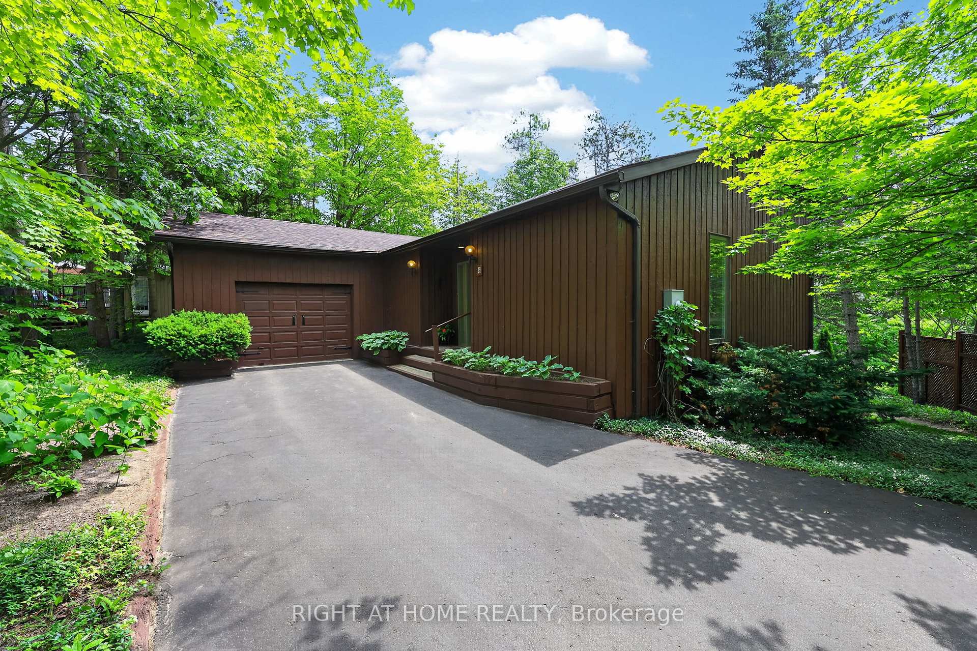 Photo 4 of 5 Pine Point, Oro-Medonte, Horseshoe Valley — HOMEH