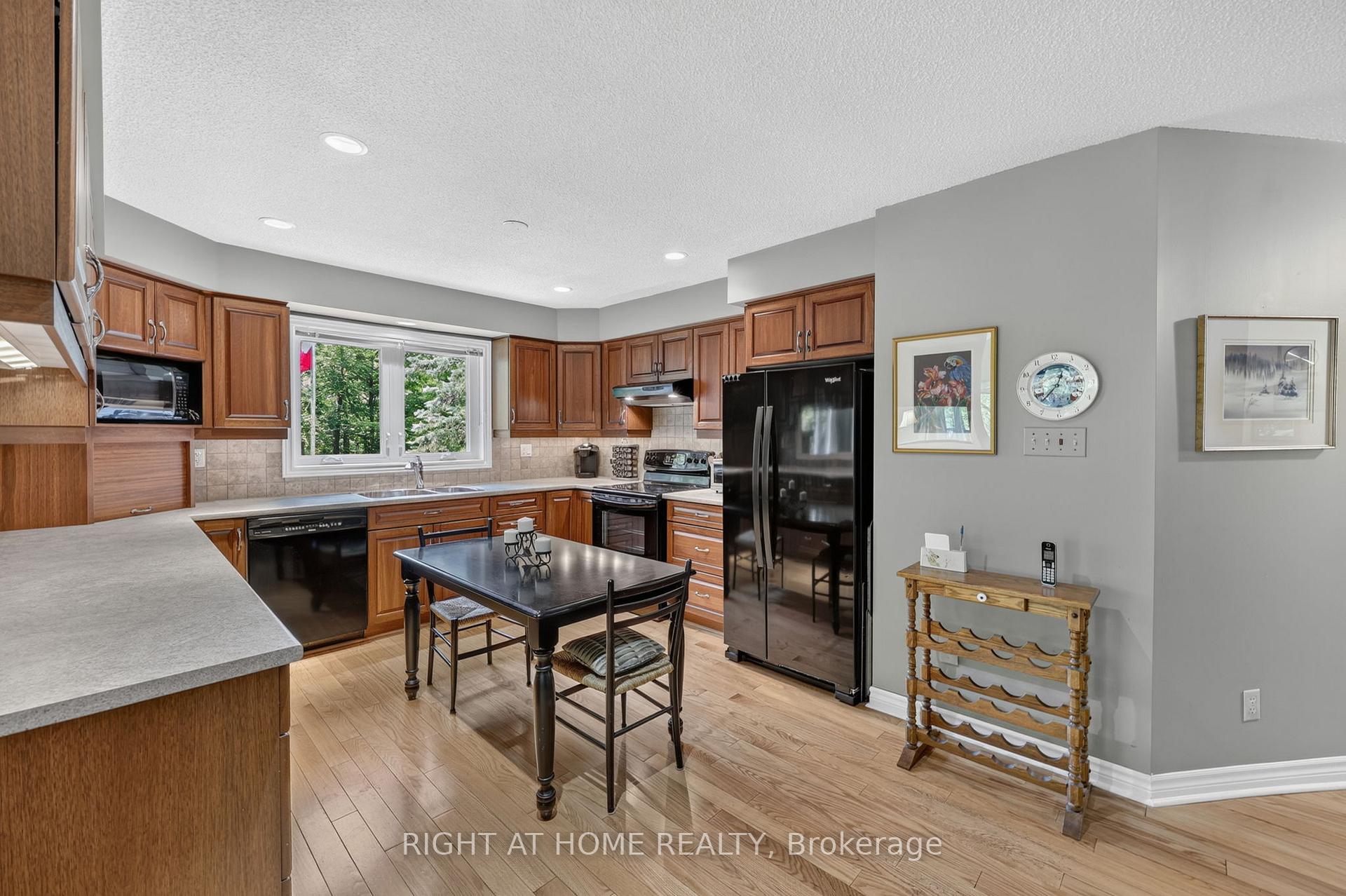 Photo 8 of 5 Pine Point, Oro-Medonte, Horseshoe Valley — HOMEH