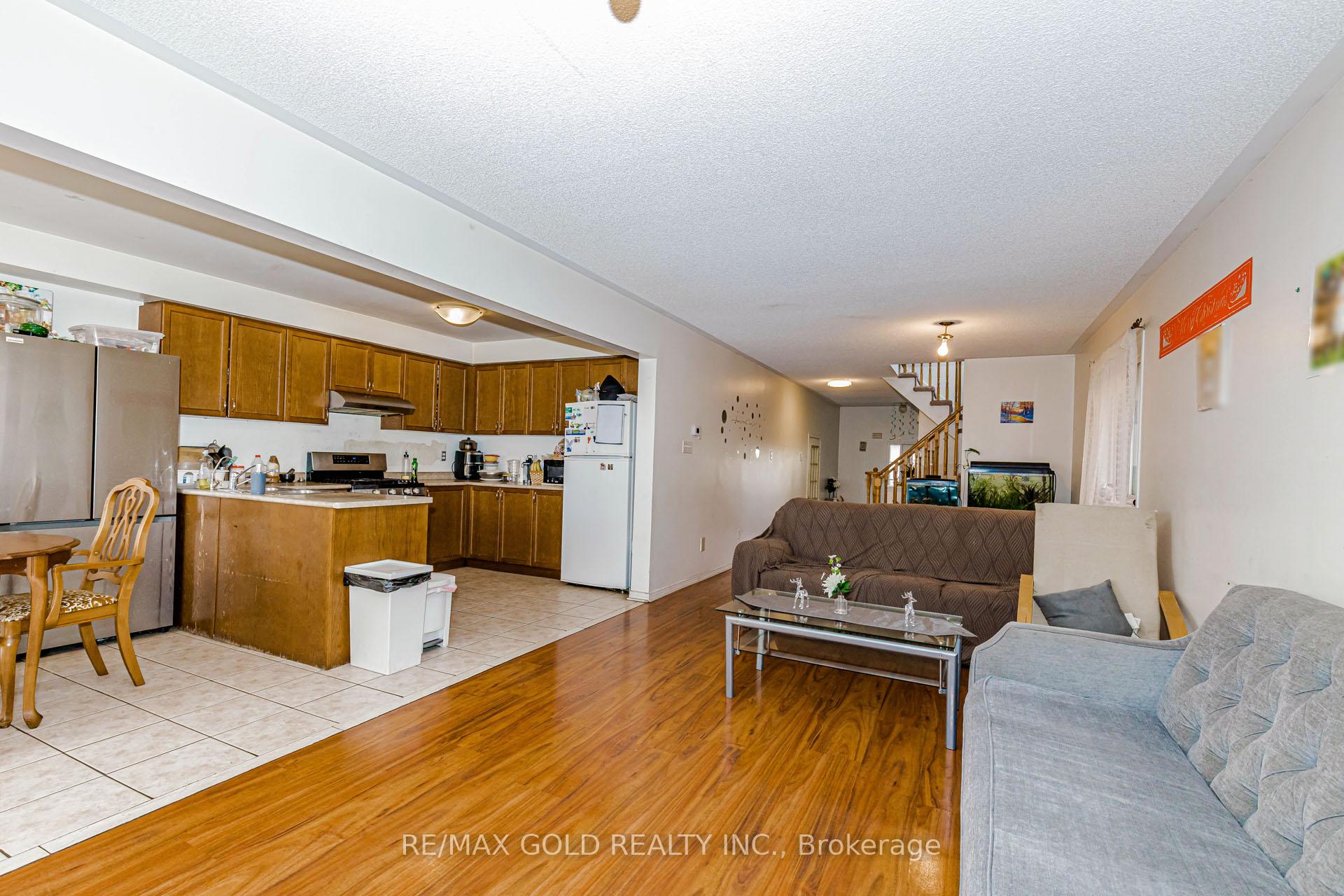 Photo 7 of 4 Trudelle Crescent, Brampton, Fletcher's Meadow — HOMEH