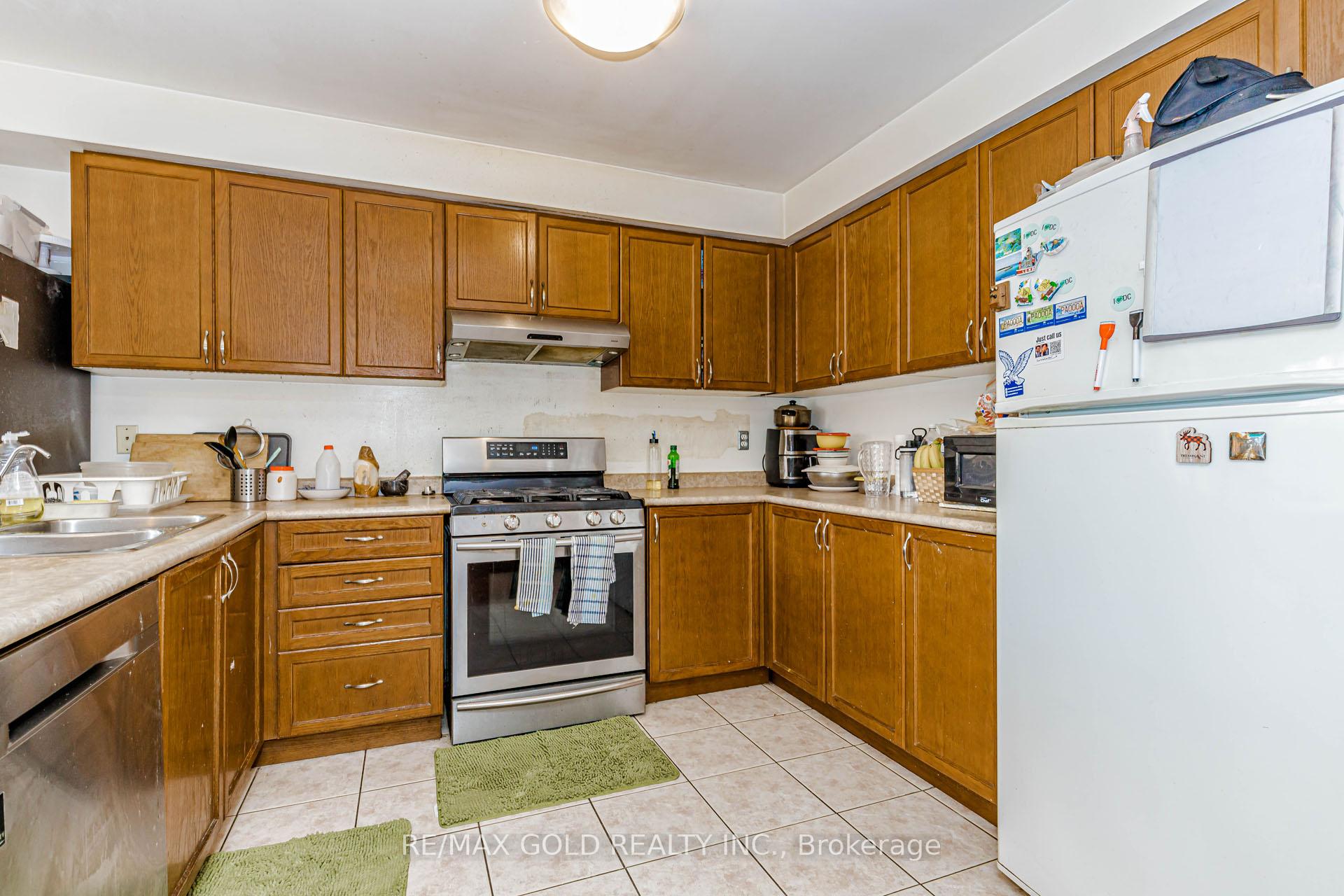 Photo 8 of 4 Trudelle Crescent, Brampton, Fletcher's Meadow — HOMEH