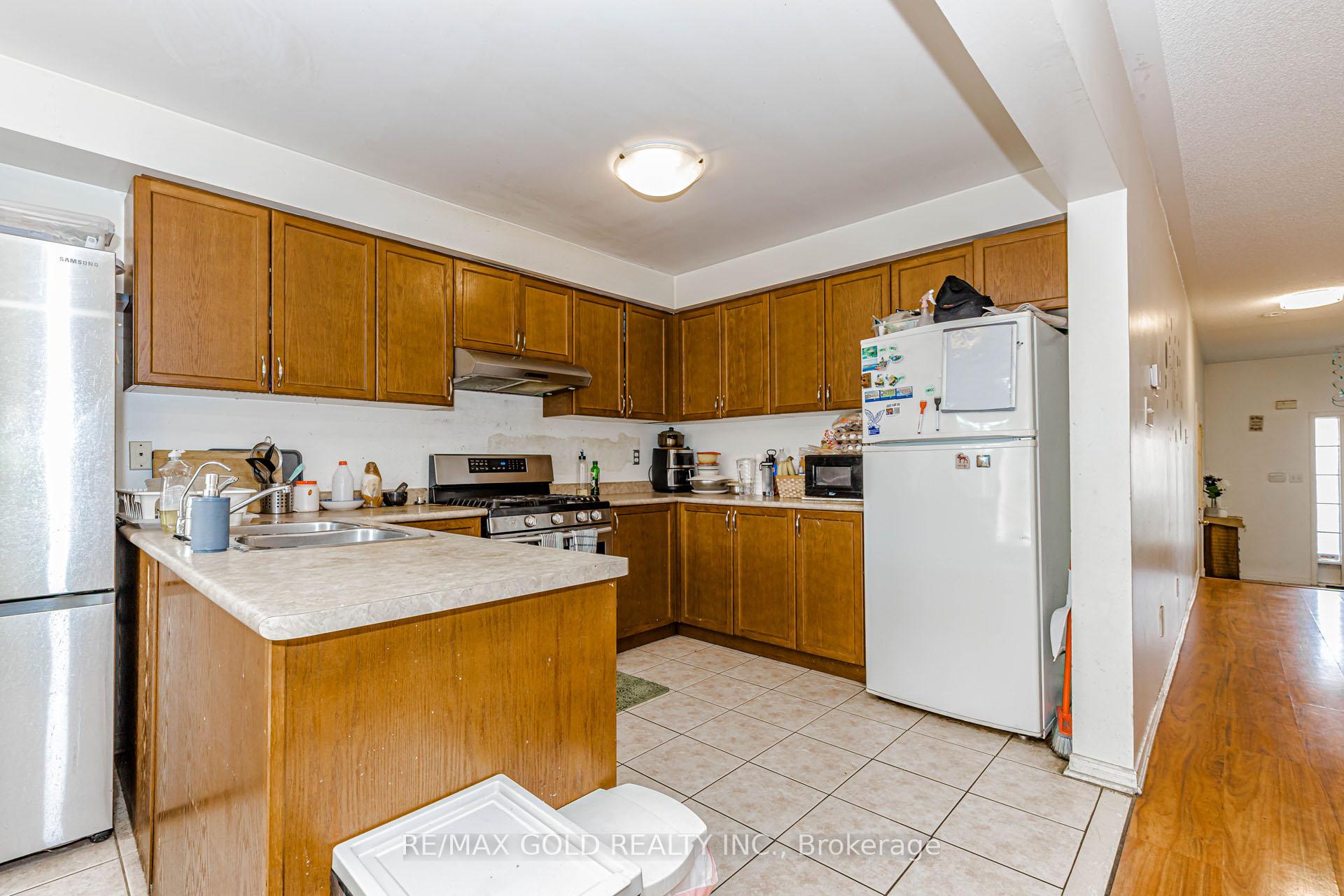Photo 9 of 4 Trudelle Crescent, Brampton, Fletcher's Meadow — HOMEH