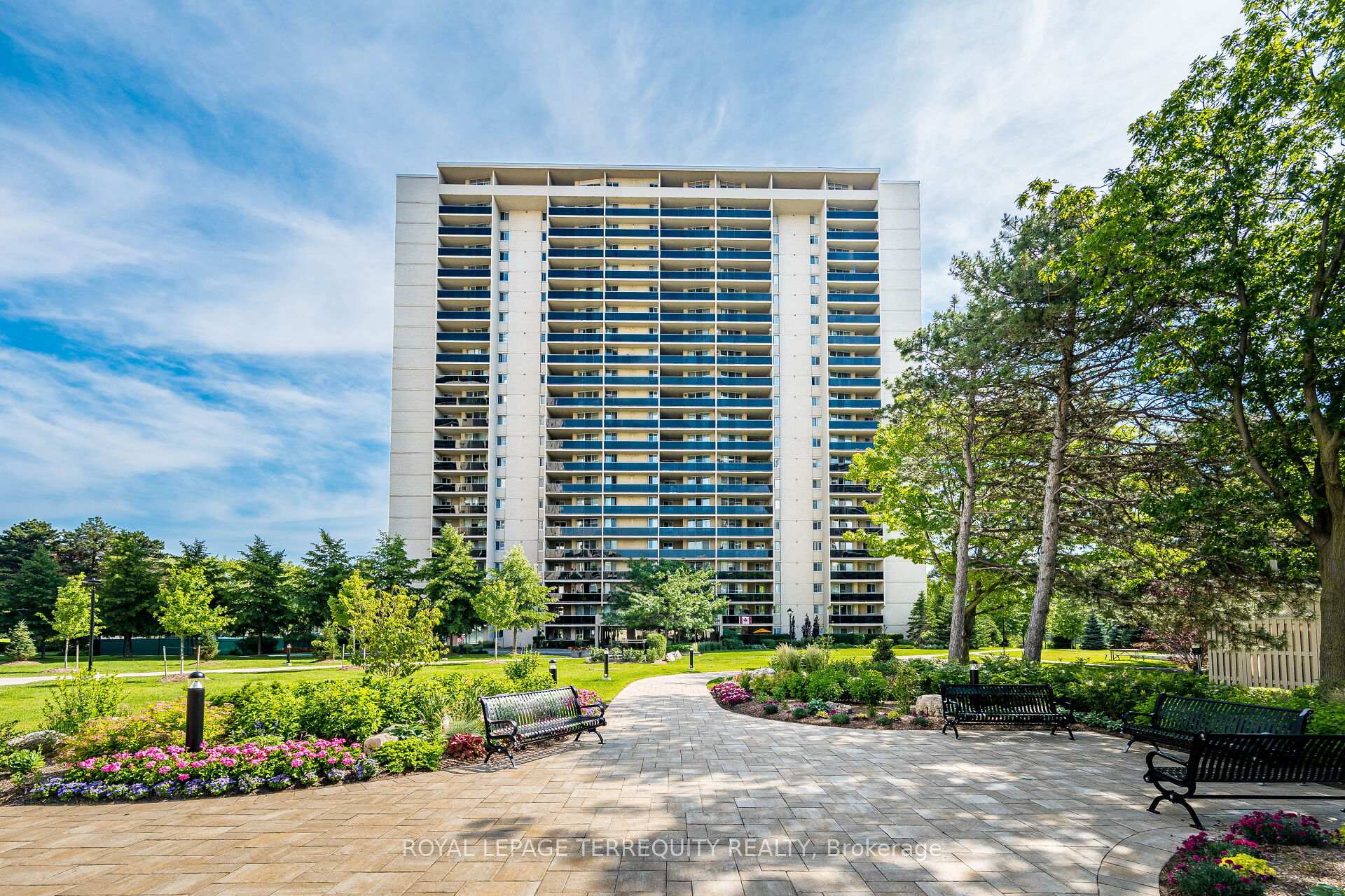 Front of Unit 1809, 812 Burnhamthorpe Road