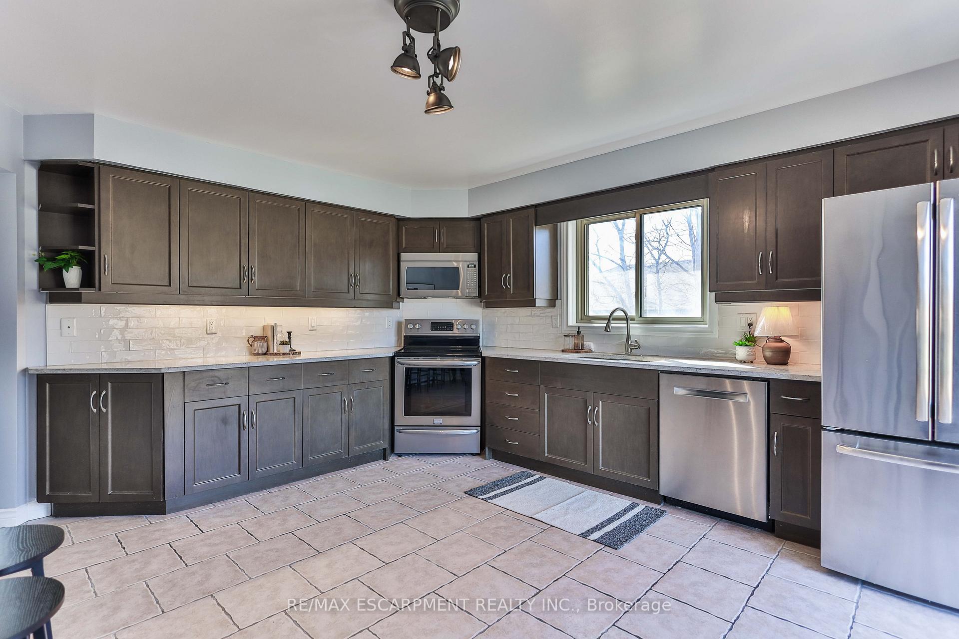 Photo 19 of 98 Thomas Avenue, Brantford, Echo Place — HOMEH