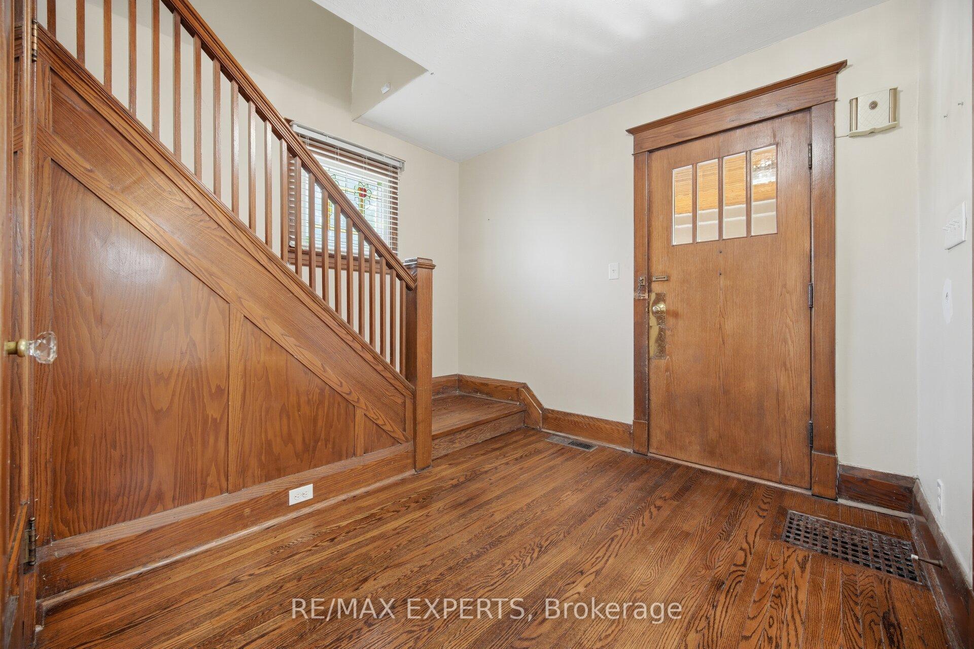 Photo 4 of 3 Maple Avenue, Brampton, Downtown Brampton — HOMEH
