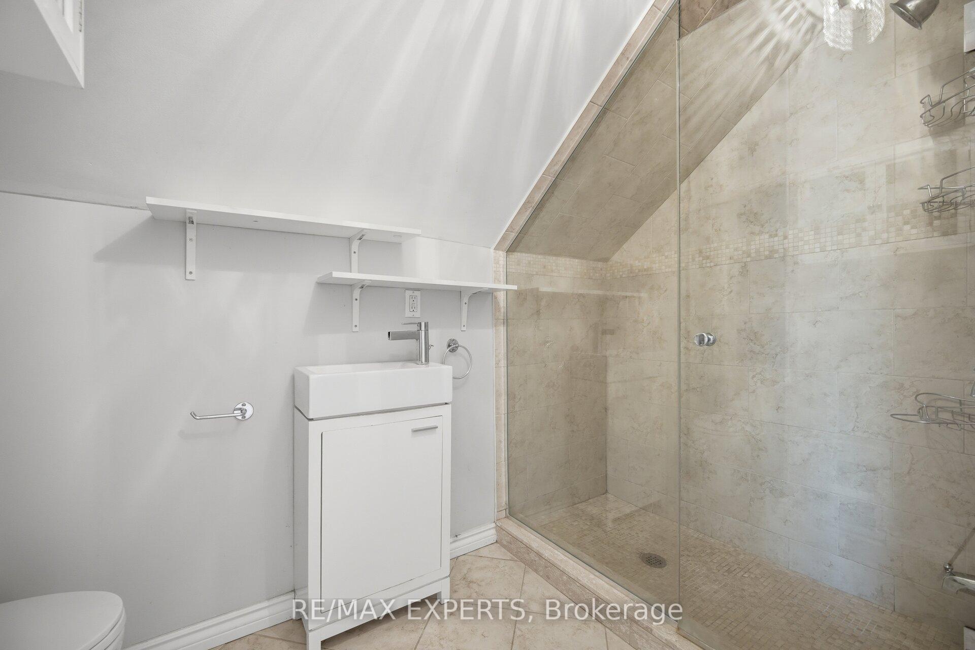 Photo 21 of 3 Maple Avenue, Brampton, Downtown Brampton — HOMEH