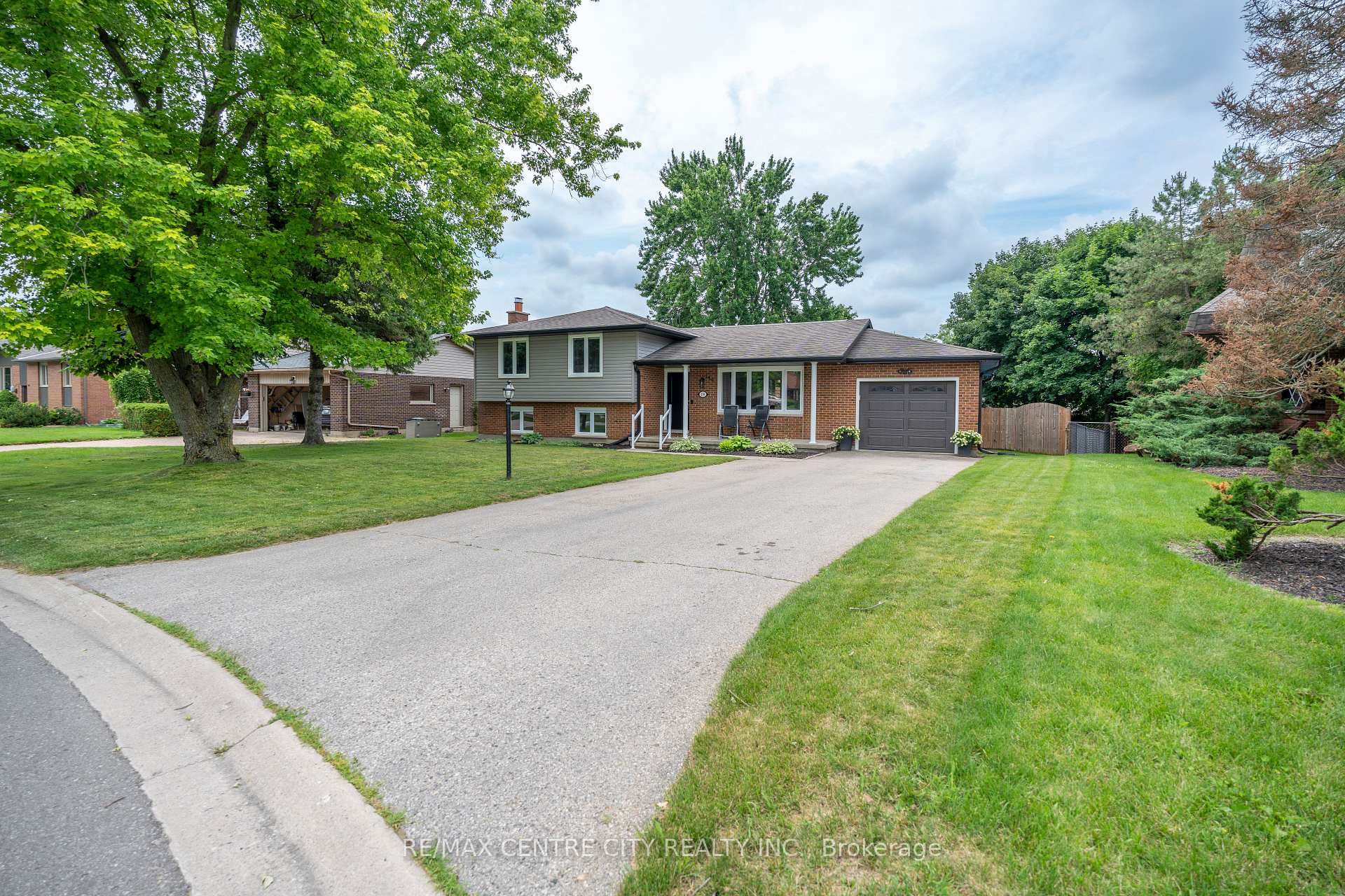 Photo 1 of 159 Sherwood Crescent, Thames Centre, Dorchester — HOMEH
