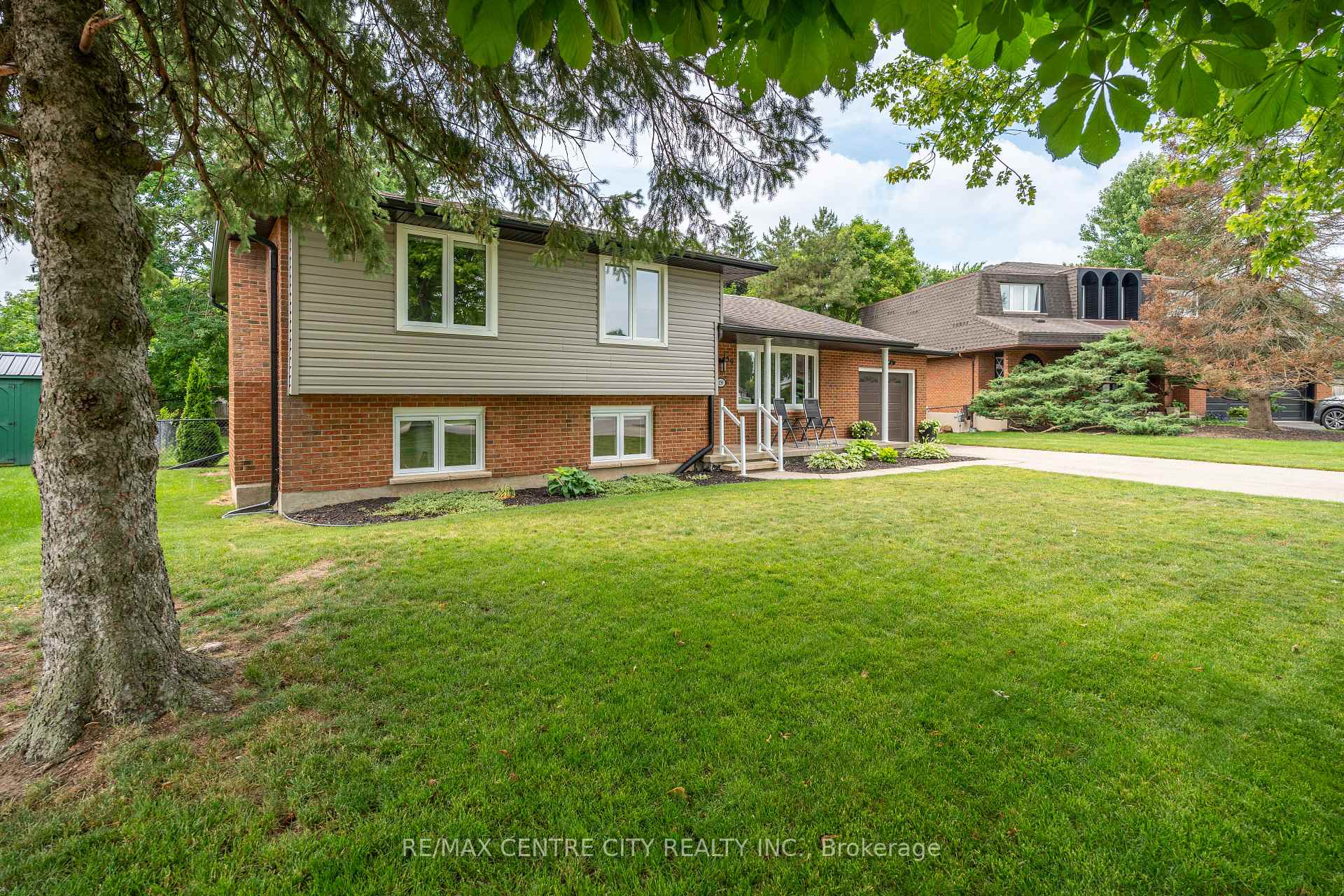 Photo 3 of 159 Sherwood Crescent, Thames Centre, Dorchester — HOMEH