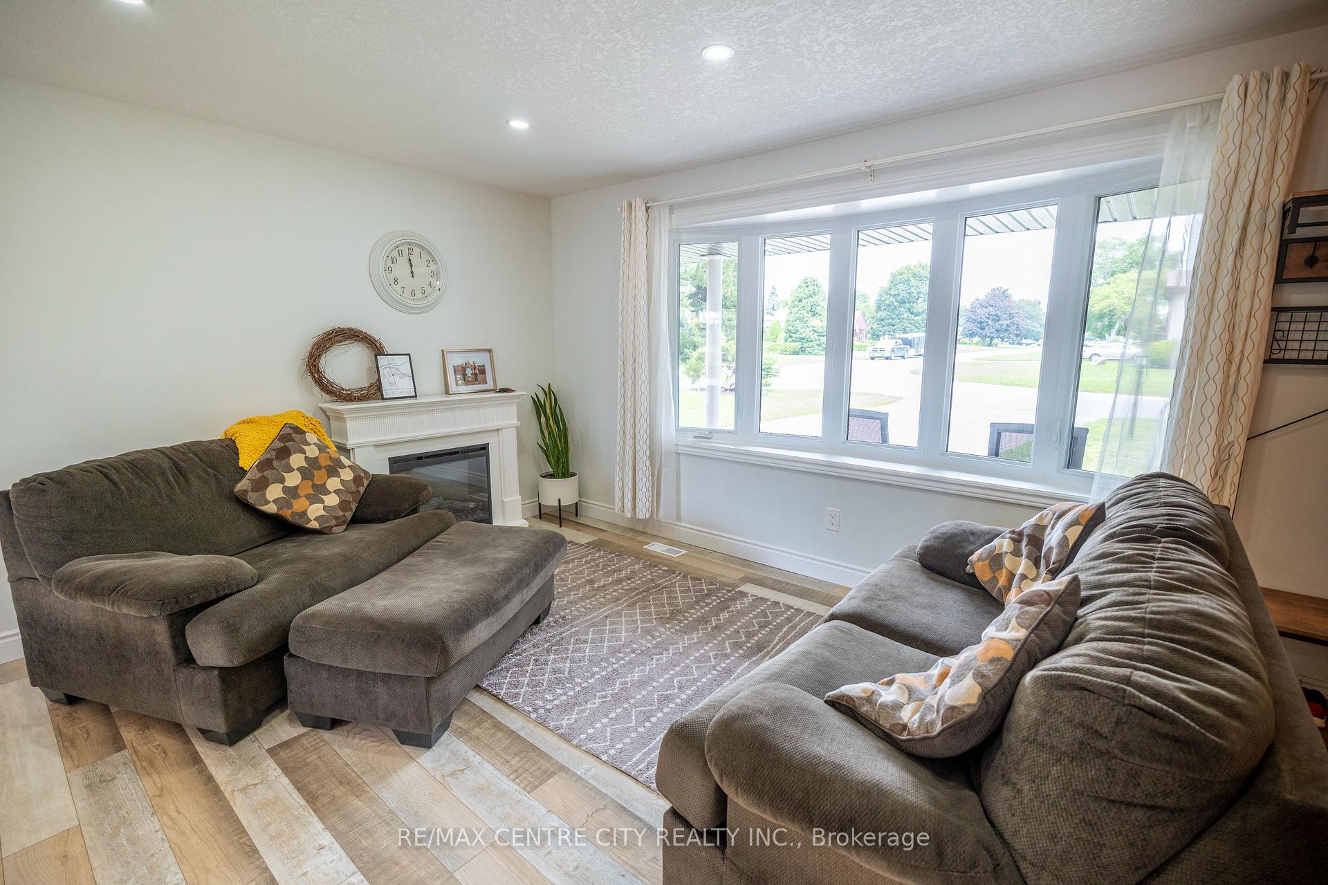 Photo 19 of 159 Sherwood Crescent, Thames Centre, Dorchester — HOMEH