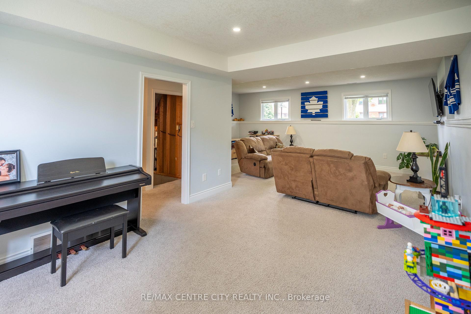 Photo 43 of 159 Sherwood Crescent, Thames Centre, Dorchester — HOMEH