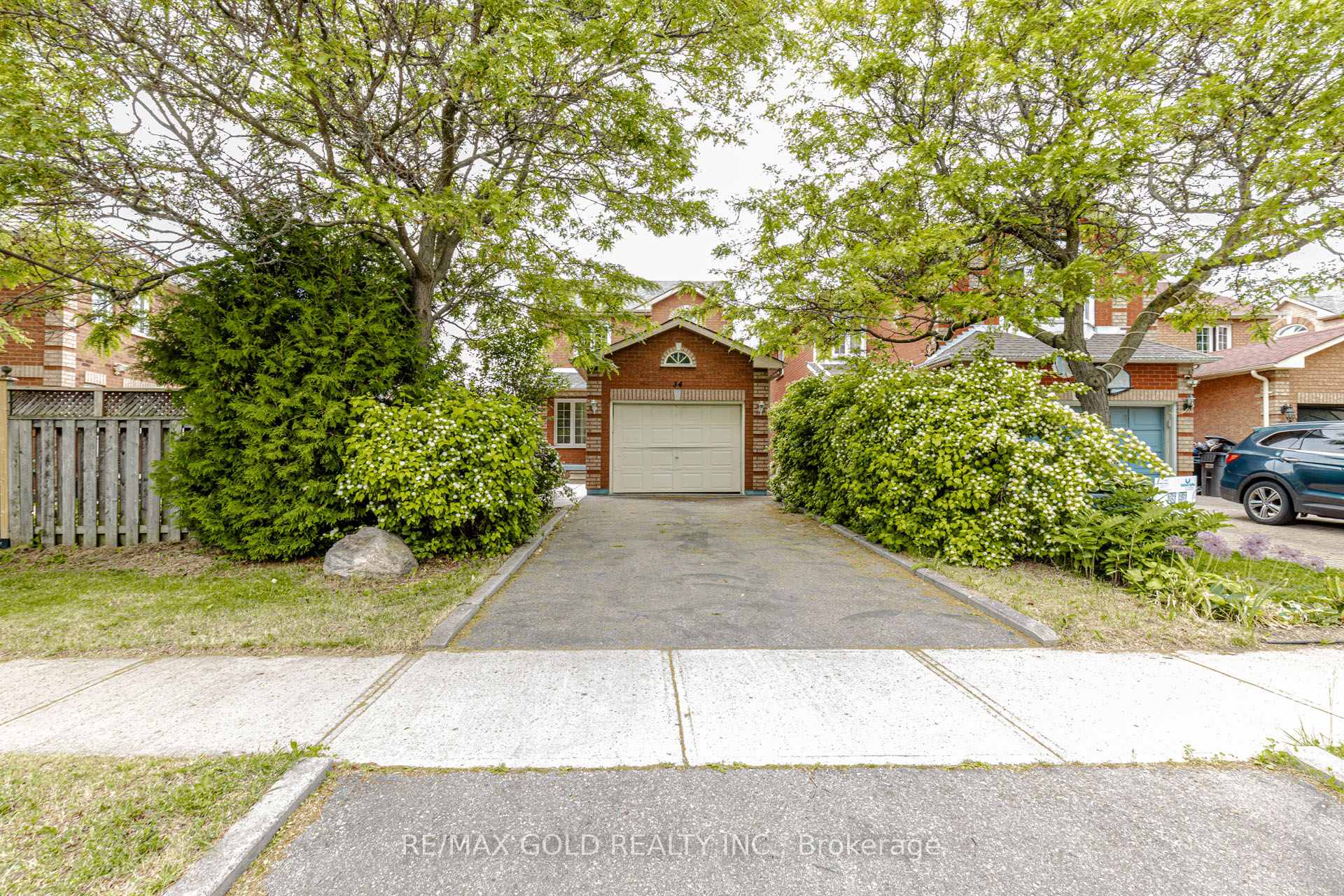 Front of 34 White Tail Crescent