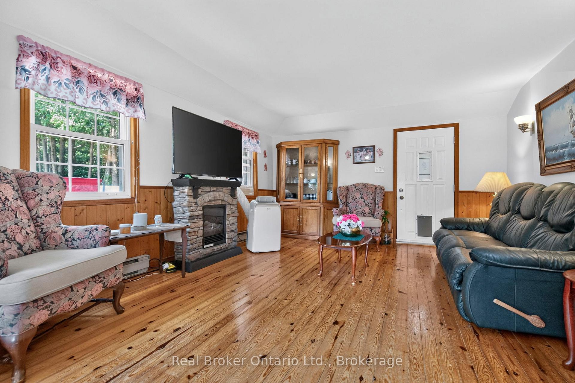 Photo 7 of 81 Andrew Drive, Tiny, Rural Tiny — HOMEH