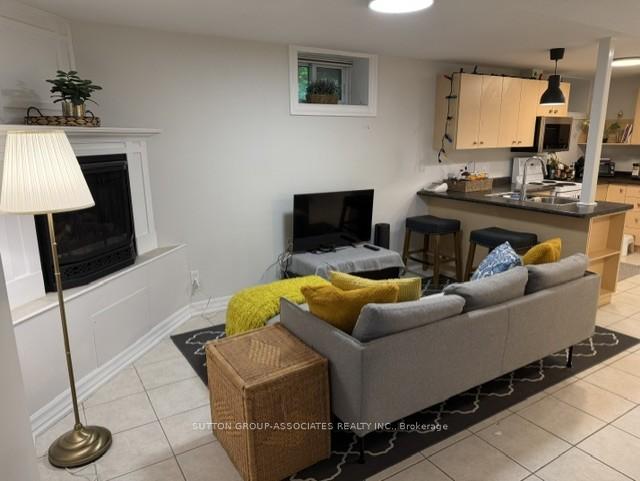 Photo 5 of Unit Unit #B, 672 Huron Street, Toronto, The Annex — HOMEH