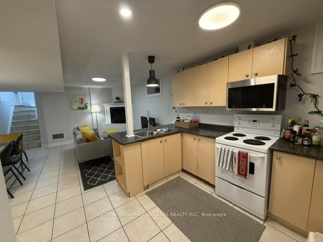 Photo 8 of Unit Unit #B, 672 Huron Street, Toronto, The Annex — HOMEH