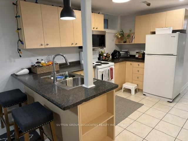 Photo 9 of Unit Unit #B, 672 Huron Street, Toronto, The Annex — HOMEH