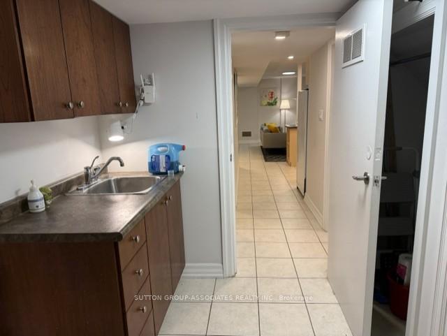 Photo 13 of Unit Unit #B, 672 Huron Street, Toronto, The Annex — HOMEH