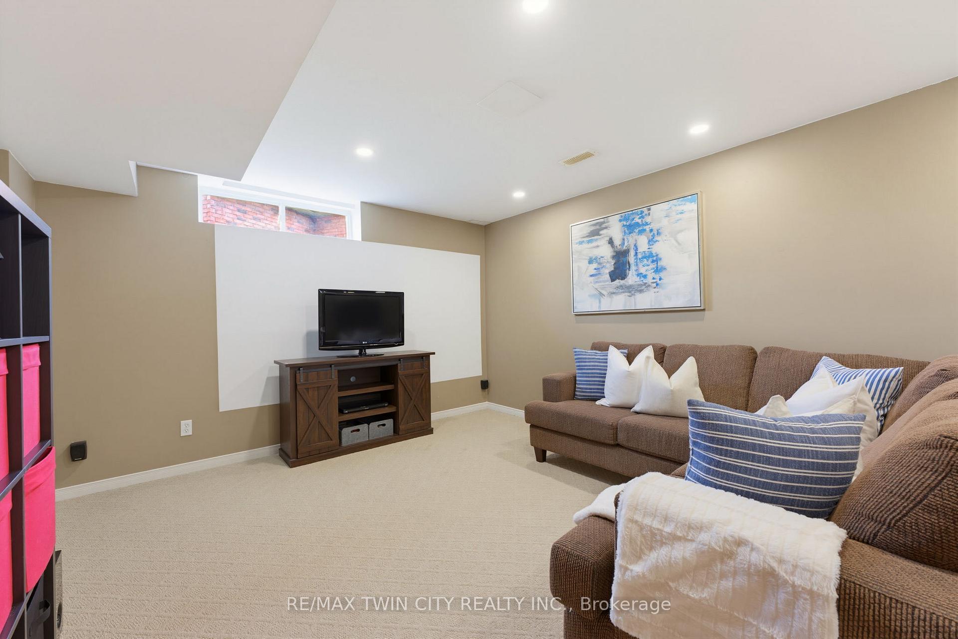 Photo 25 of 9 Burnside Drive, North Dumfries — HOMEH
