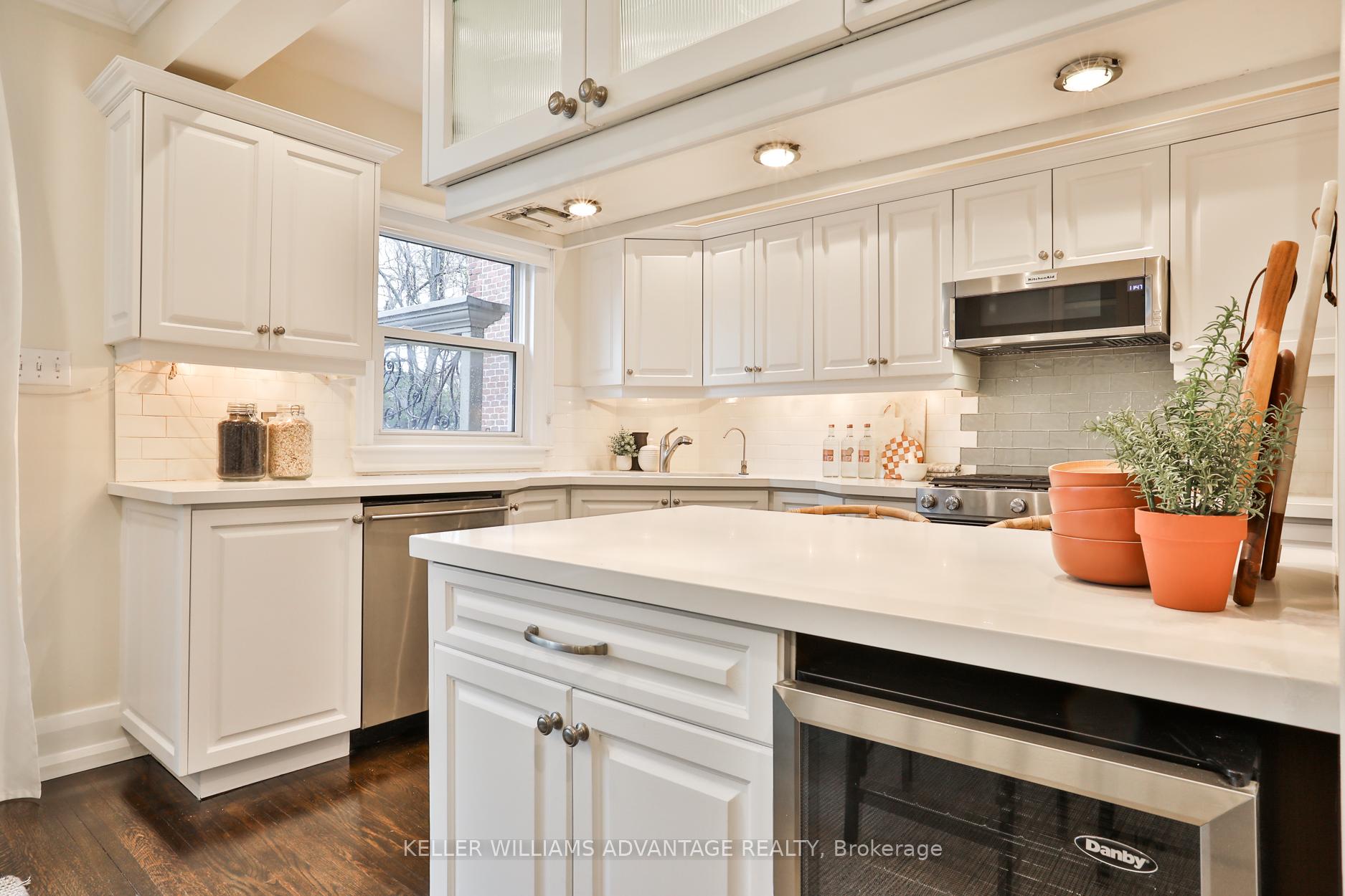 Photo 12 of 25 Whitewood Road, Toronto, Mount Pleasant East — HOMEH