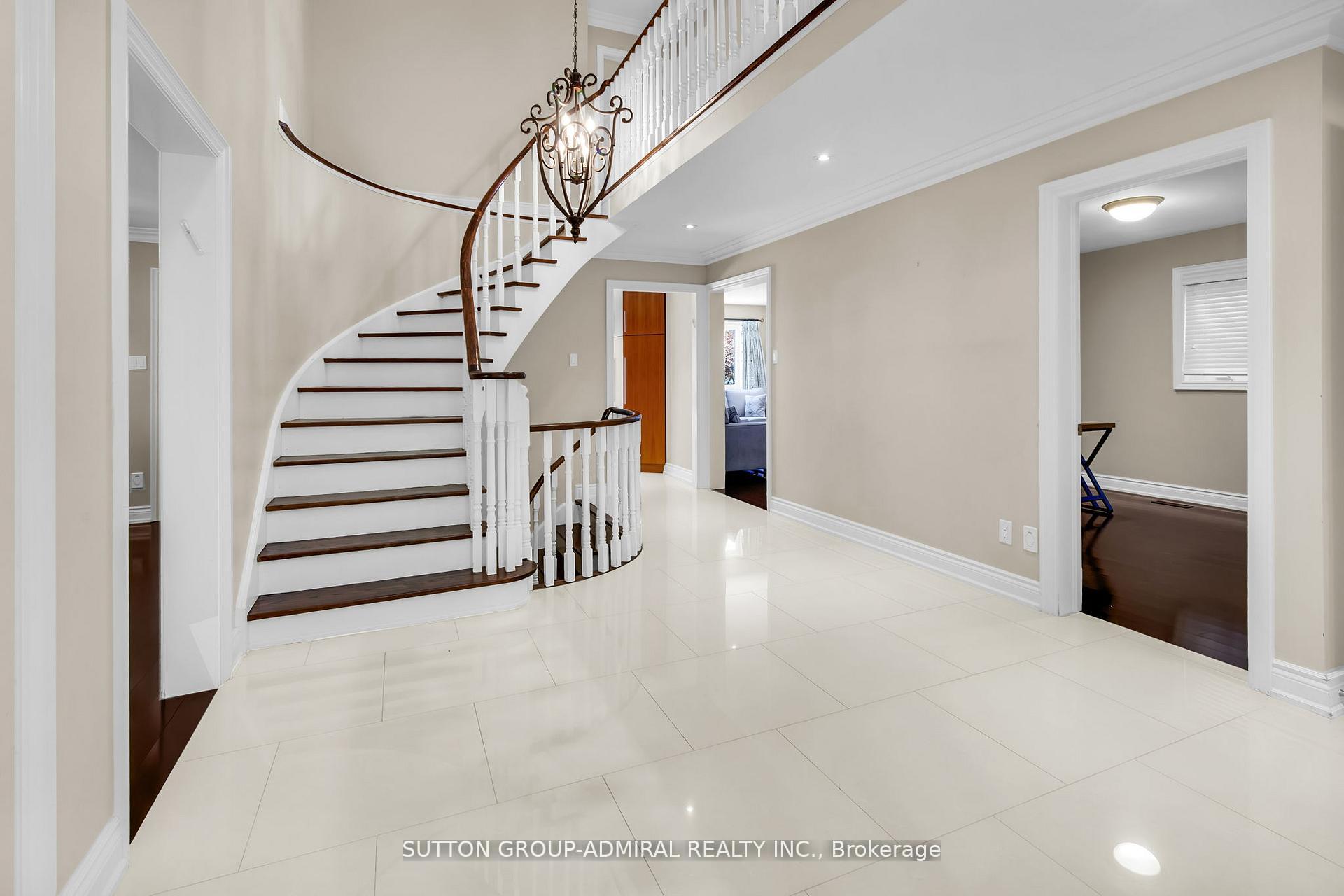 Photo 5 of 25 Grenadier Crescent, Vaughan, Beverley Glen — HOMEH