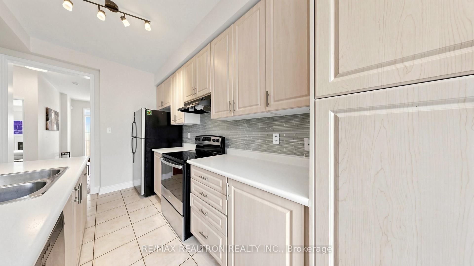 Photo 16 of 125 Silverwood Circle, Ajax, Central East — HOMEH