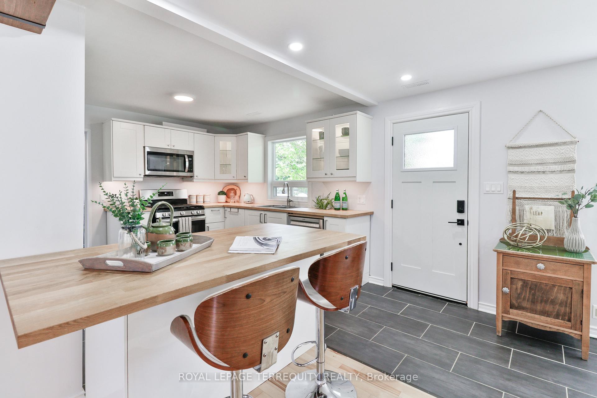 Photo 10 of 939 Corner Avenue, Innisfil, Lefroy — HOMEH