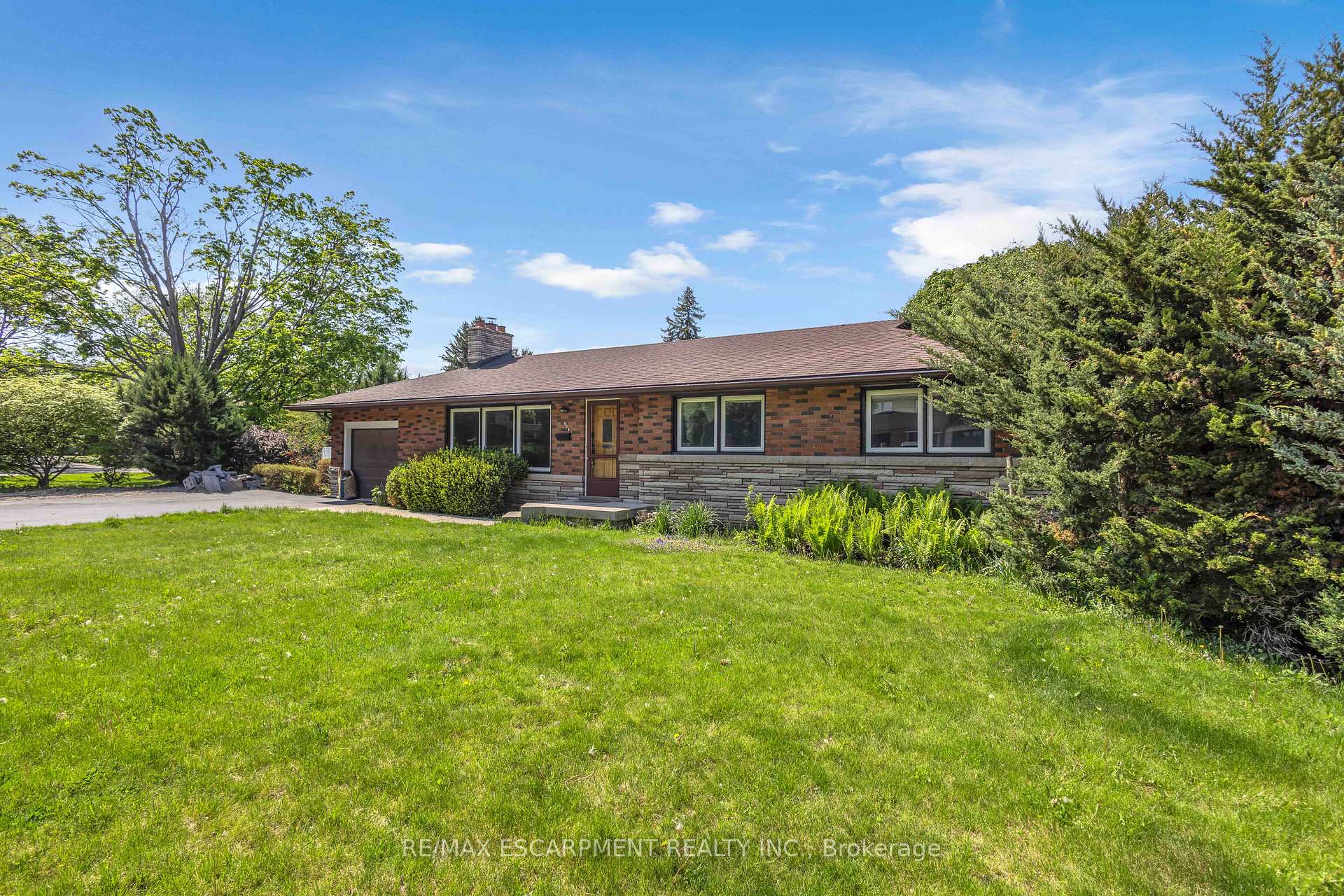 Photo 3 of 626 Iroquois Avenue, Hamilton, Ancaster — HOMEH
