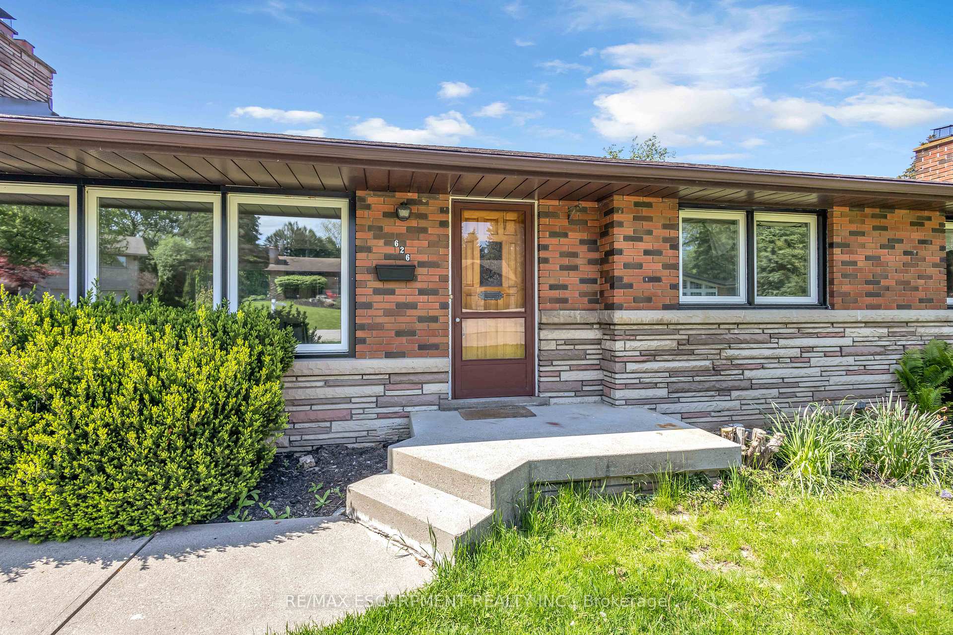 Photo 4 of 626 Iroquois Avenue, Hamilton, Ancaster — HOMEH