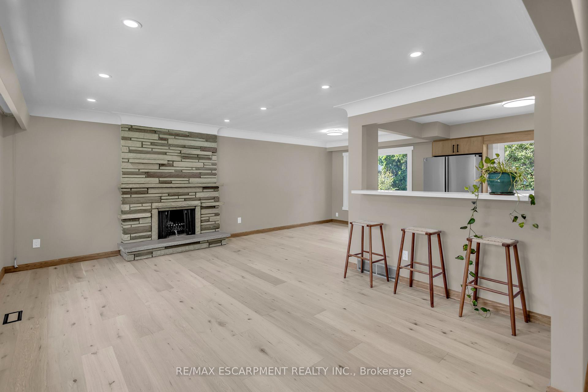 Photo 5 of 626 Iroquois Avenue, Hamilton, Ancaster — HOMEH