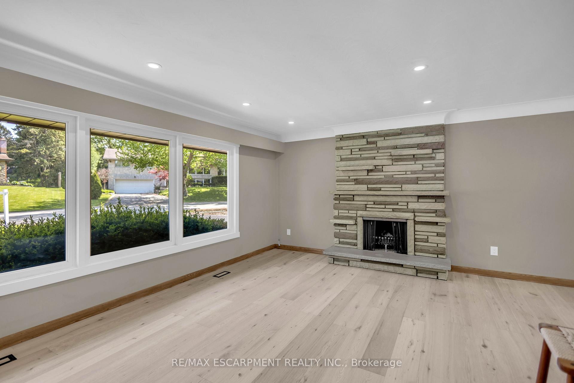 Photo 8 of 626 Iroquois Avenue, Hamilton, Ancaster — HOMEH