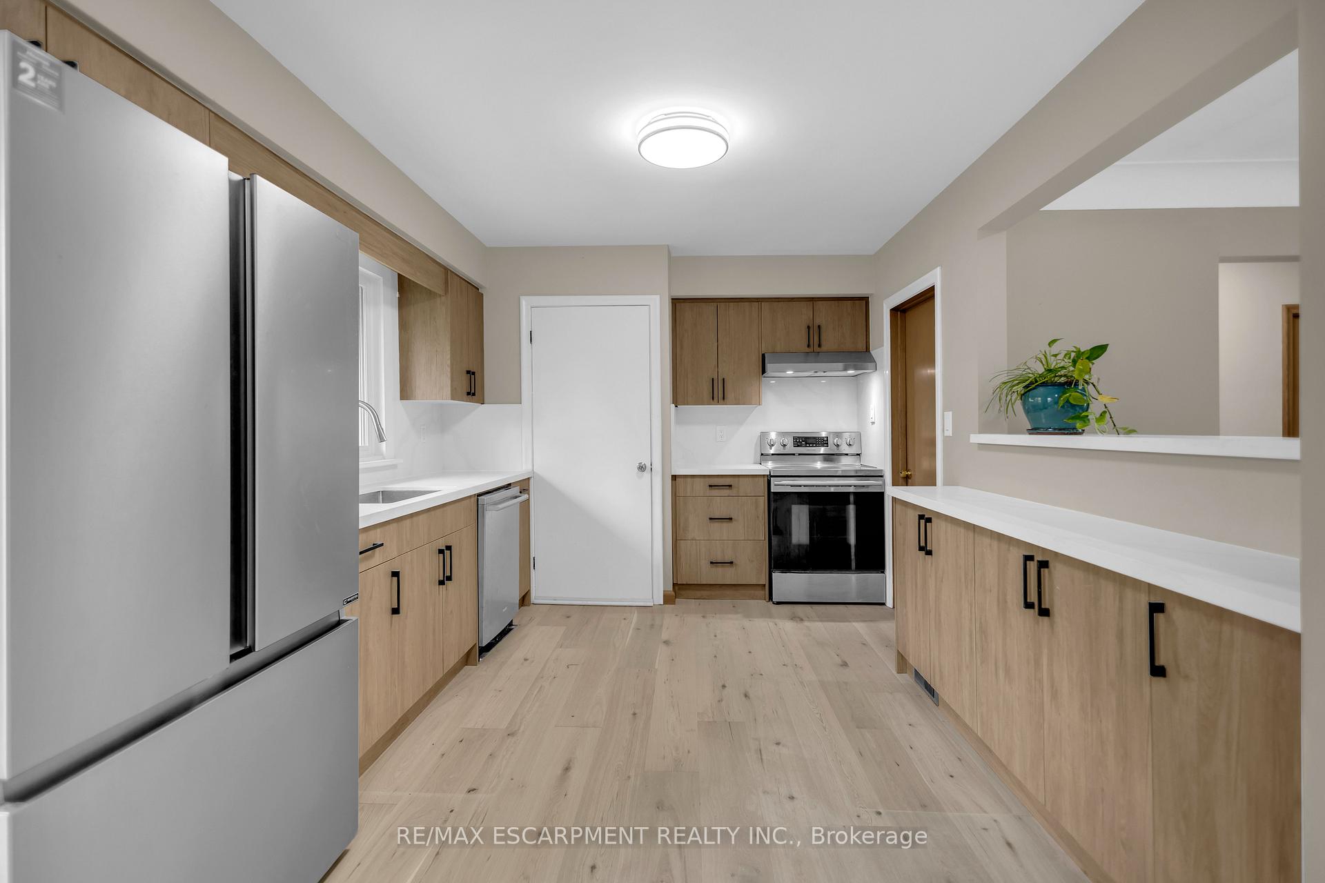 Photo 10 of 626 Iroquois Avenue, Hamilton, Ancaster — HOMEH