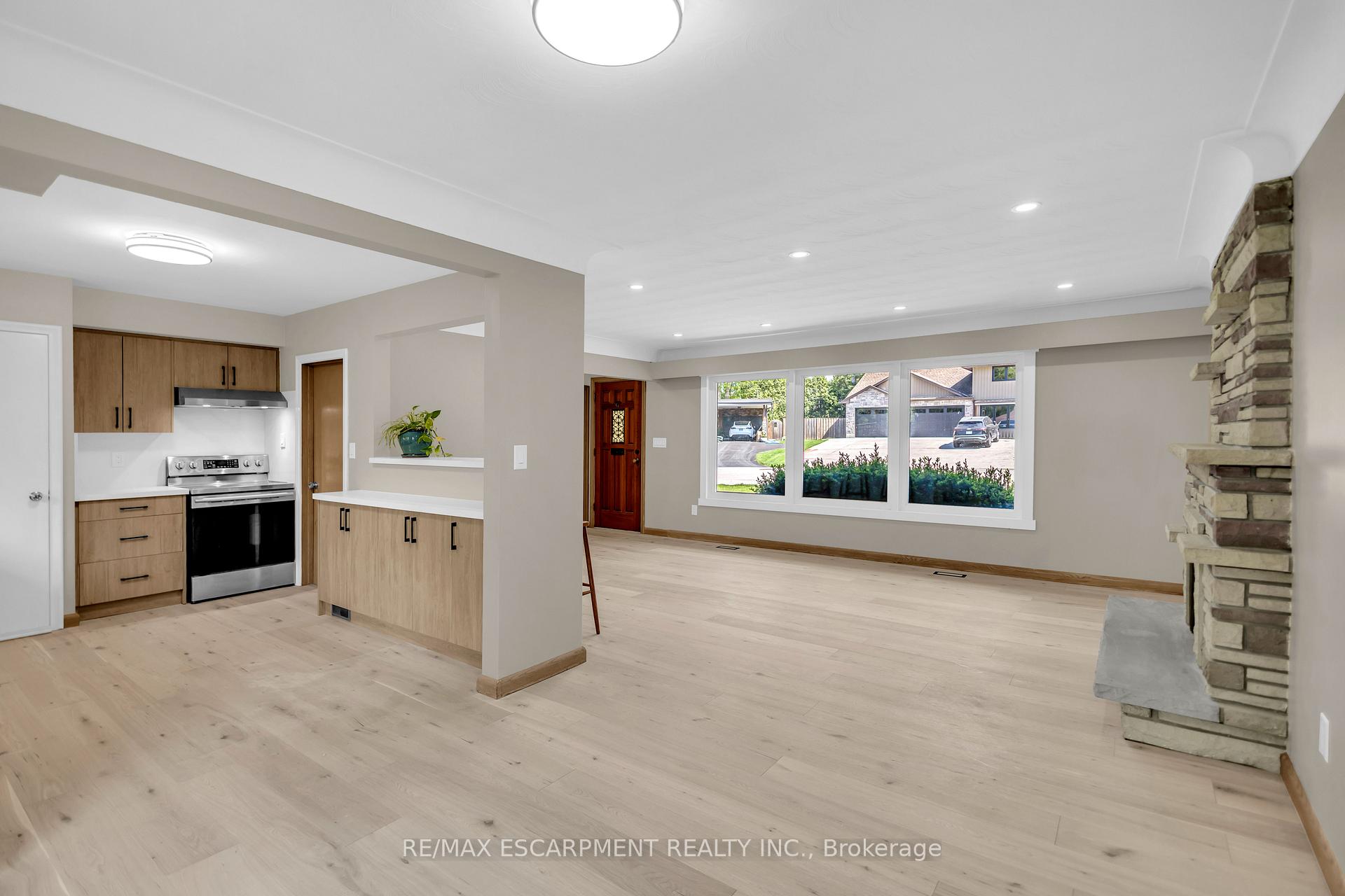 Photo 13 of 626 Iroquois Avenue, Hamilton, Ancaster — HOMEH