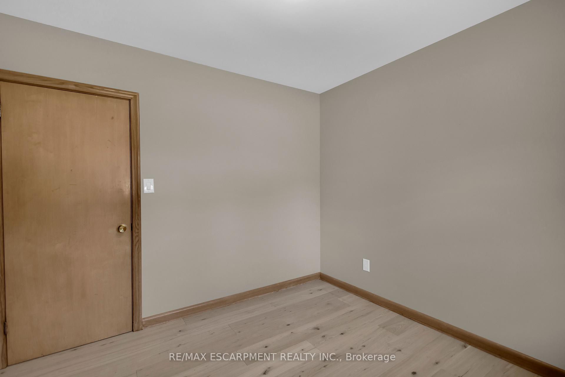 Photo 15 of 626 Iroquois Avenue, Hamilton, Ancaster — HOMEH