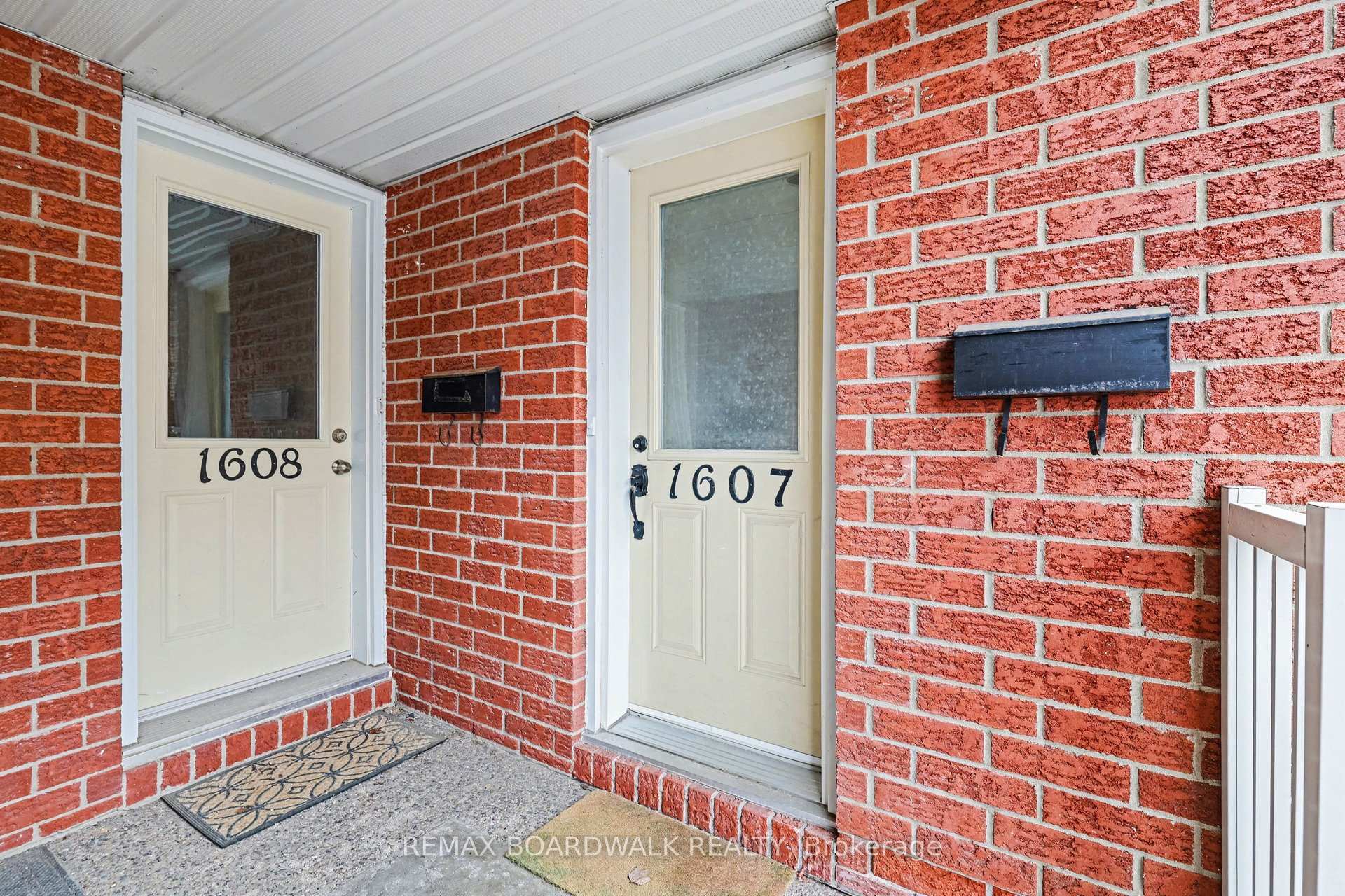 Photo 3 of 1607 Locksley Lane, Ottawa, Beaconwood — HOMEH