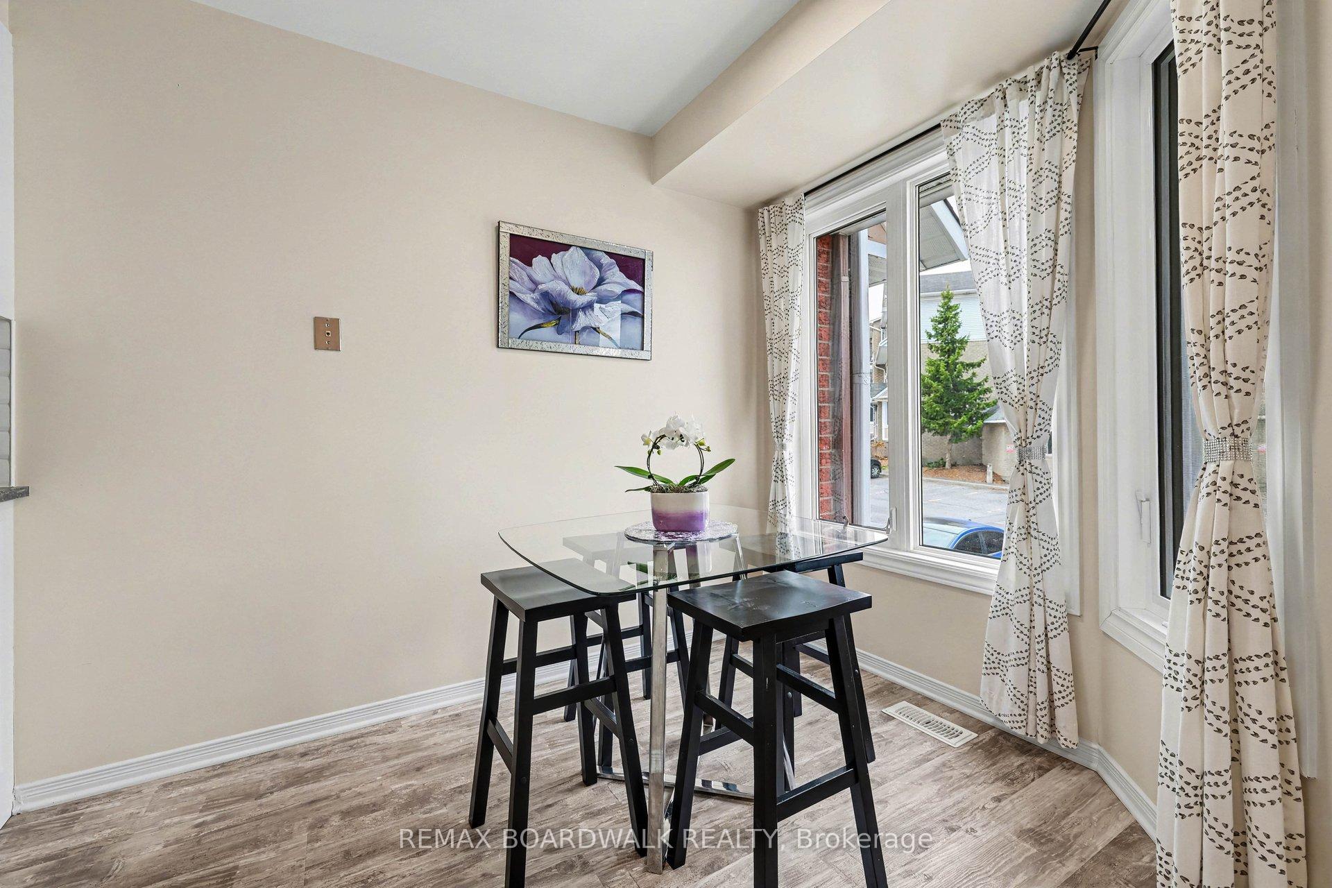 Photo 4 of 1607 Locksley Lane, Ottawa, Beaconwood — HOMEH