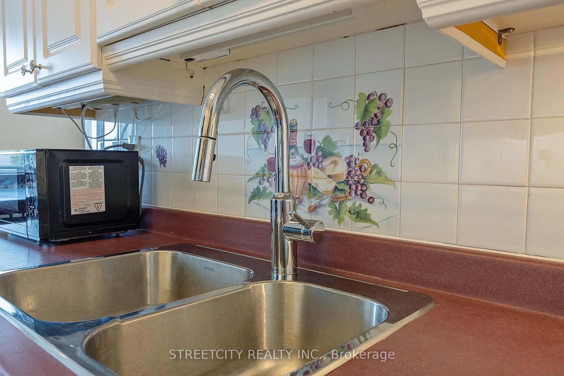 Photo 6 of Unit 701, 986 Huron Street, London, East A — HOMEH