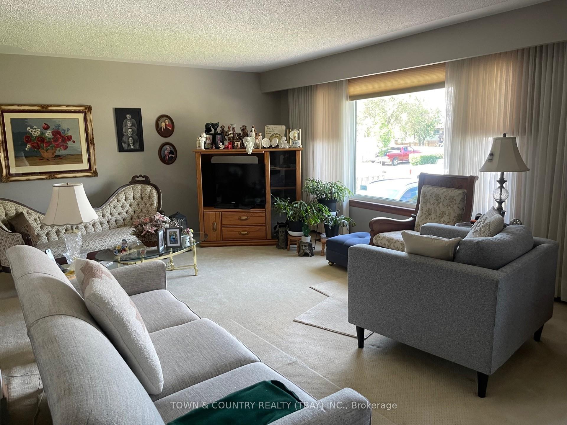 Photo 2 of 118 BayBerry Crescent, Thunder Bay, Northwood Park — HOMEH