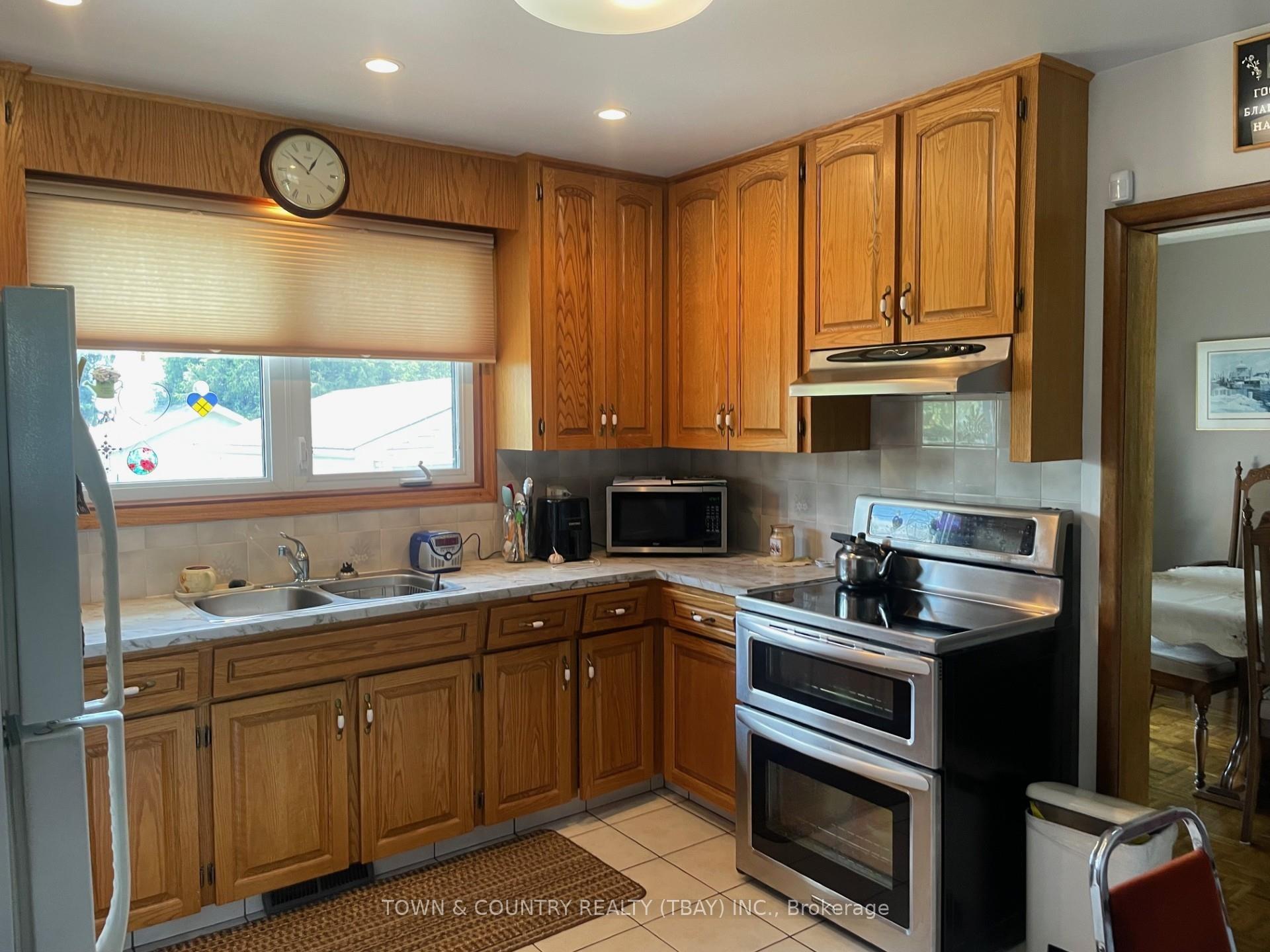 Photo 4 of 118 BayBerry Crescent, Thunder Bay, Northwood Park — HOMEH