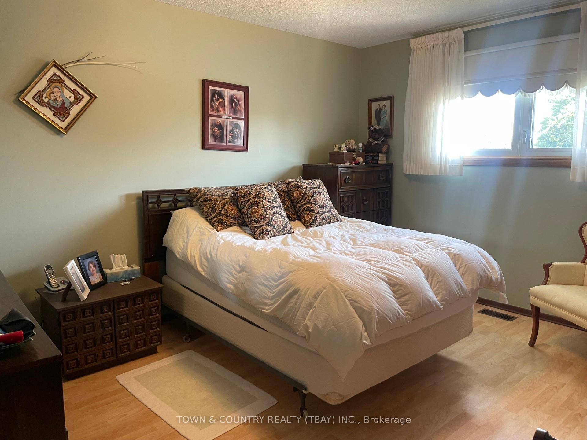 Photo 5 of 118 BayBerry Crescent, Thunder Bay, Northwood Park — HOMEH