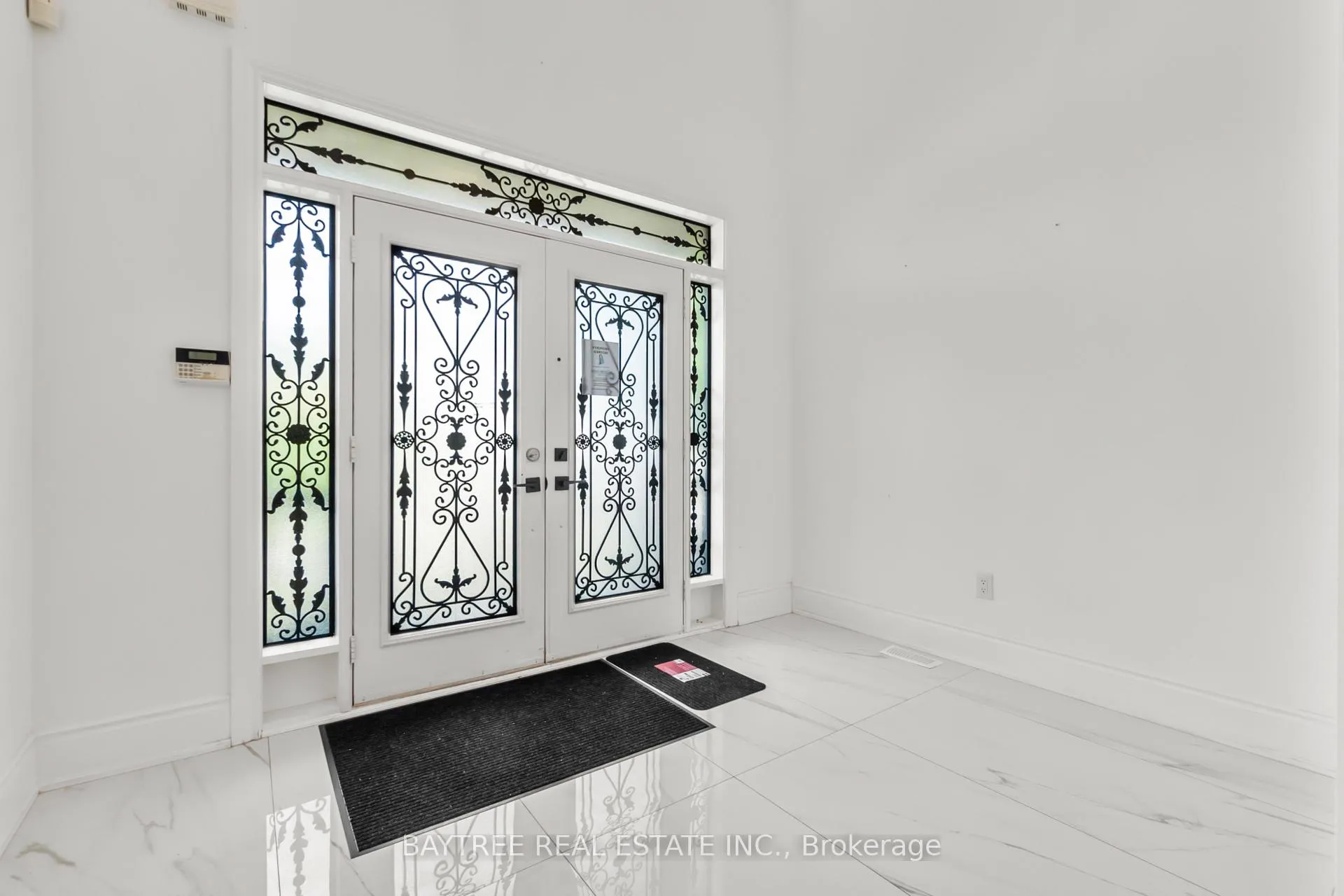 Photo 4 of 162 Bathurst Glen Drive, Vaughan, Patterson — HOMEH