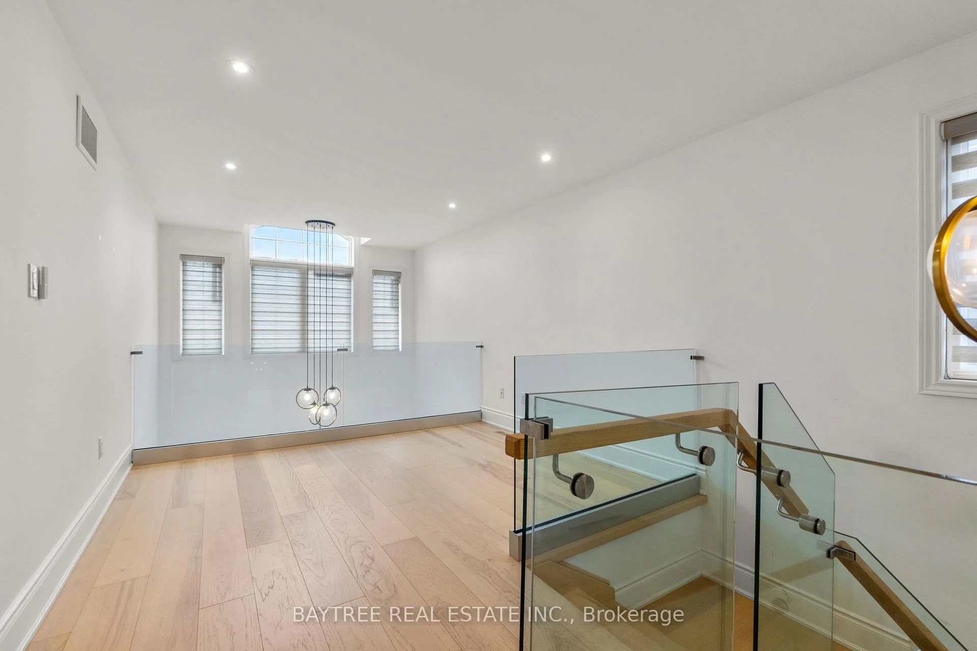Photo 10 of 162 Bathurst Glen Drive, Vaughan, Patterson — HOMEH