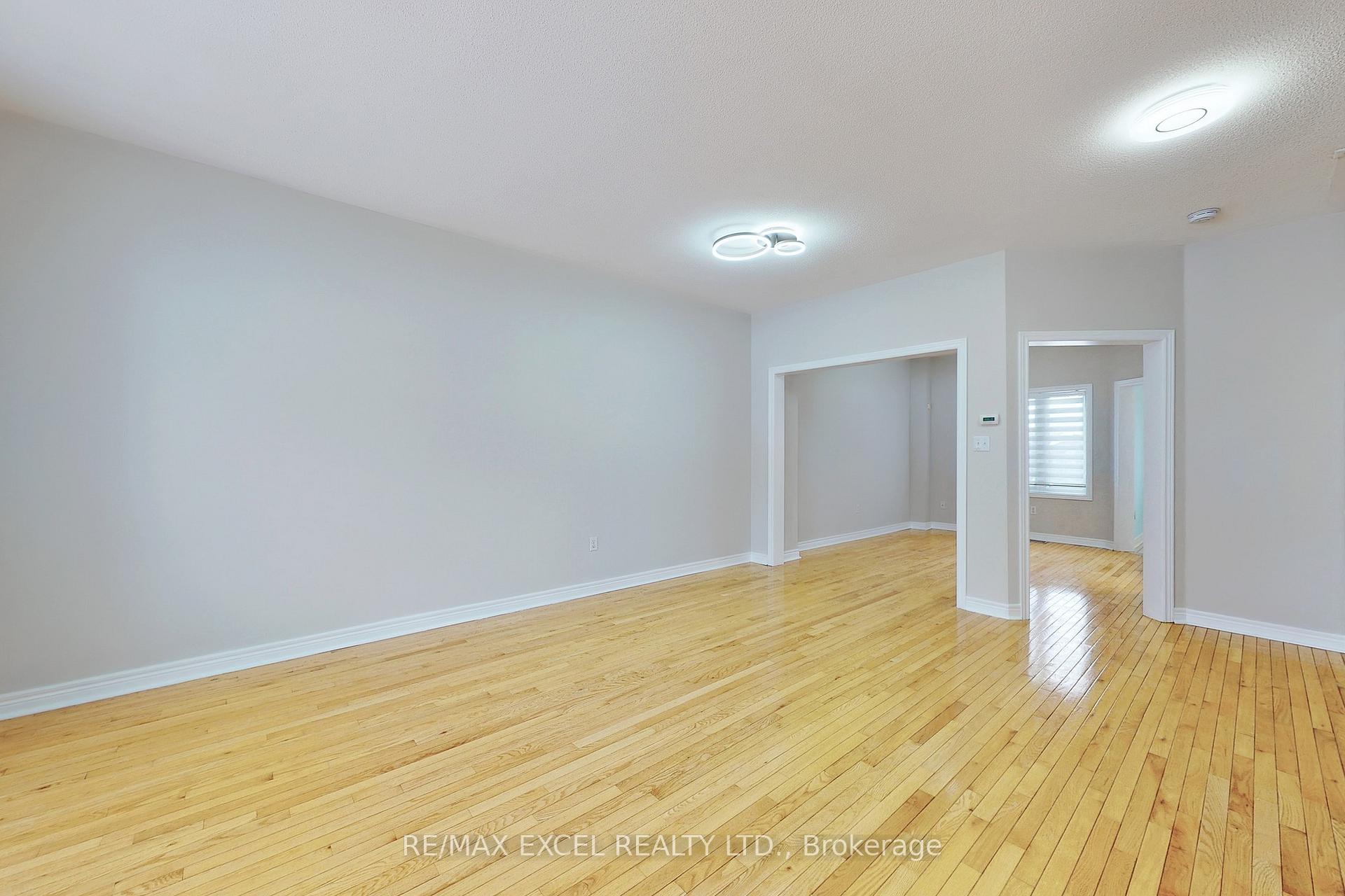 Photo 7 of 24 John Gary Drive, Markham, Village Green-South Unionville — HOMEH